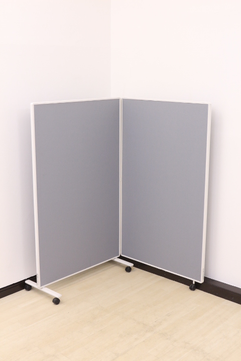【キャスター付の便利な二つ折りパーティション】レアアイテムが1台のみ入荷！　間仕切りにいかがでしょうか？
                        無し
                                    中古
            