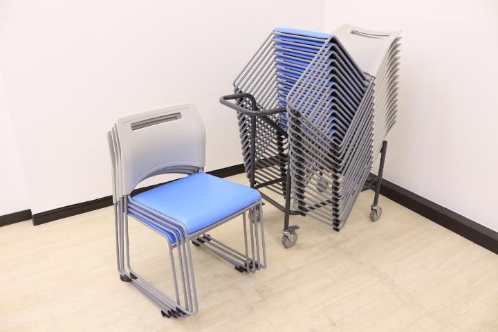 【なんと20脚まとめセット!!収納用台車サービス!!】鮮やかなブルーの会議用チェア!!春日部店限定商品!!
                        その他シリーズ
                                    中古
            