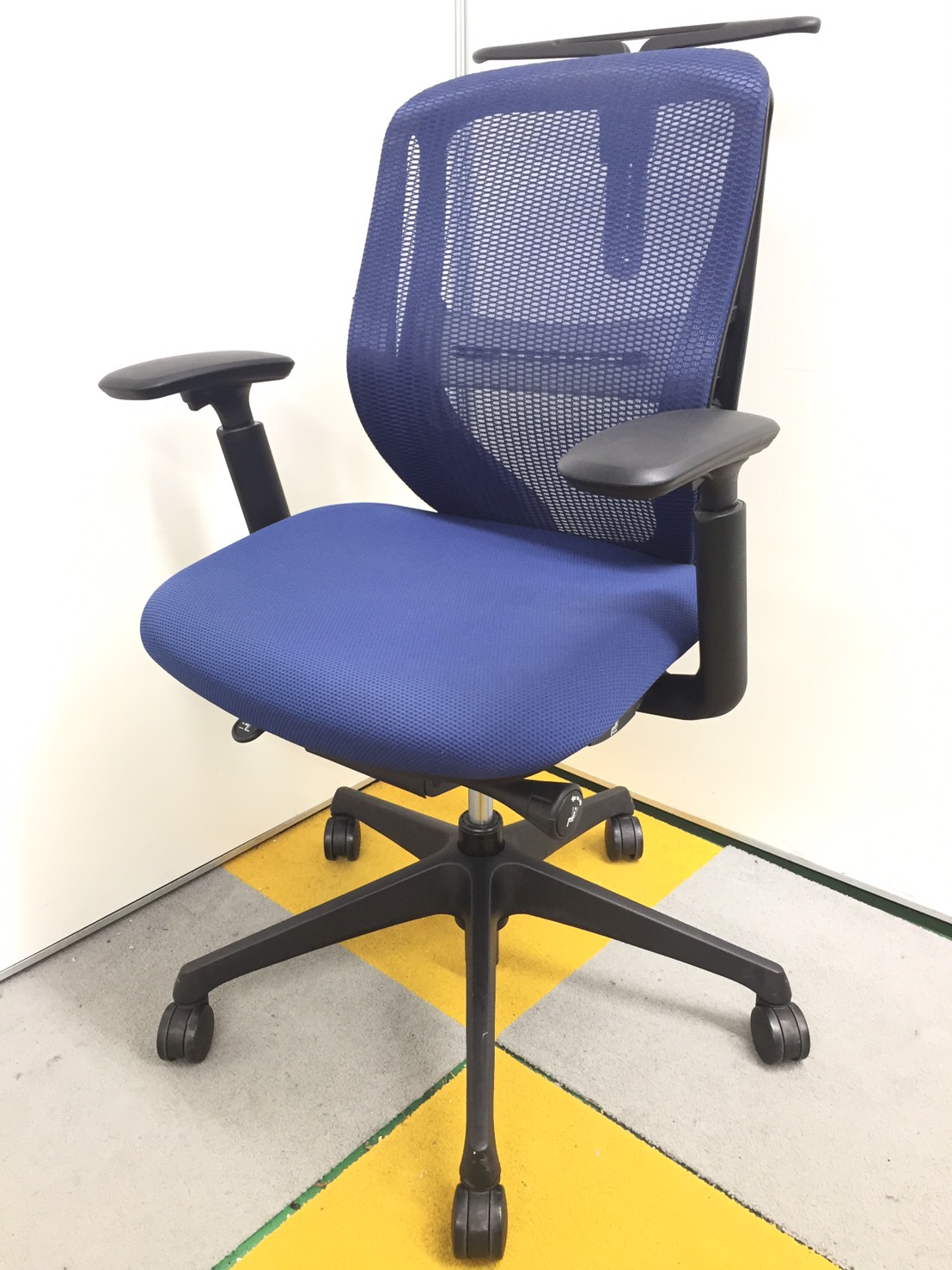 【残り1脚！】【オカムラ製チェアで一番人気！！】【背もたれのカーブとランバーサポートが腰に優しい】　オカムラ製　シルフィーチェア　布地部分は専門業者によるクリーニング済み
複数脚お探しでしたら、WEB掲載無しの商品もございますので、お探しいたします！
                        シルフィ
                                    中古
            