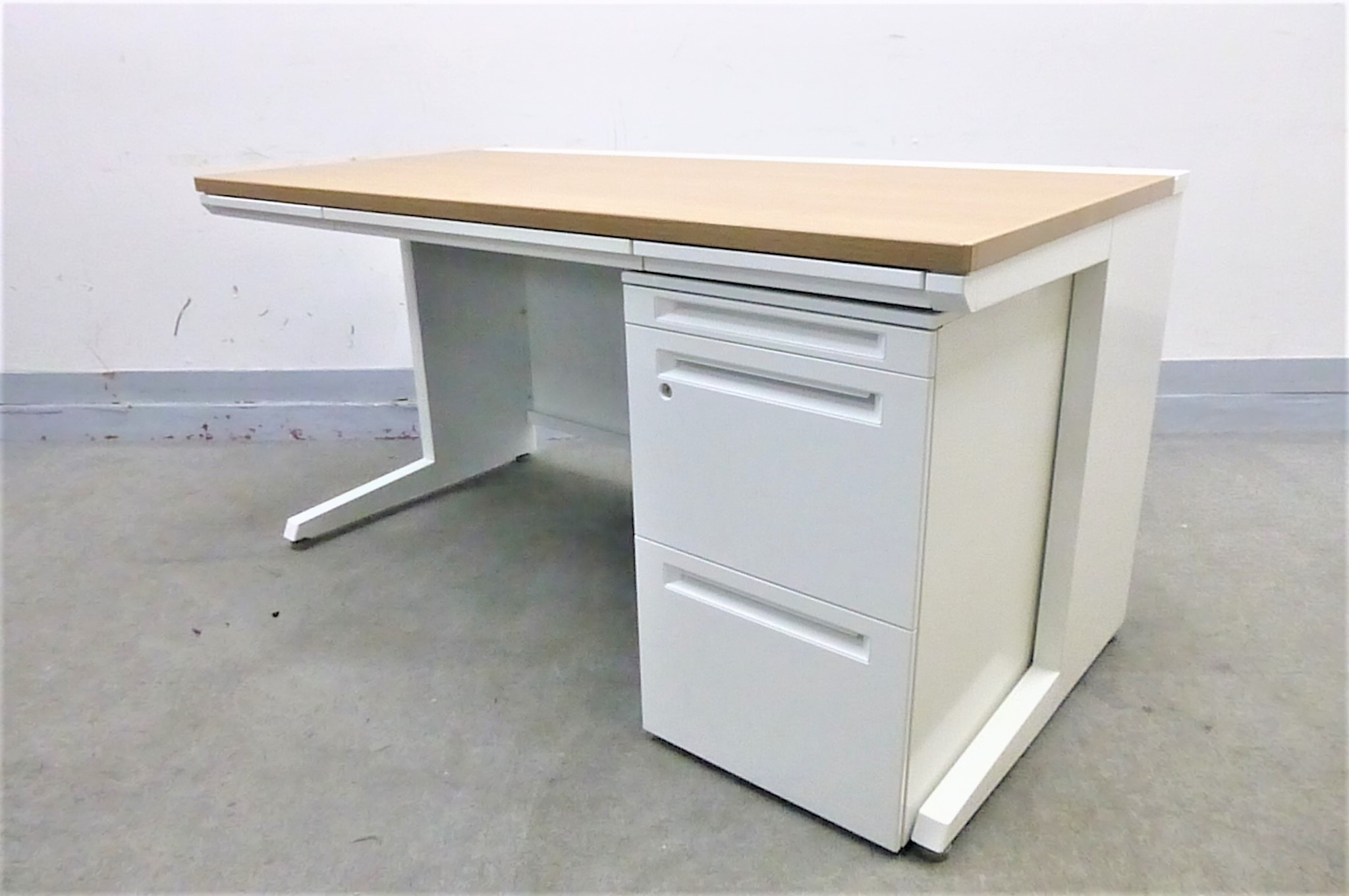 【KS】【限定3セット】オカムラ一番人気の平机+3段ワゴンセット！
                        アドバンス
                                    中古
            