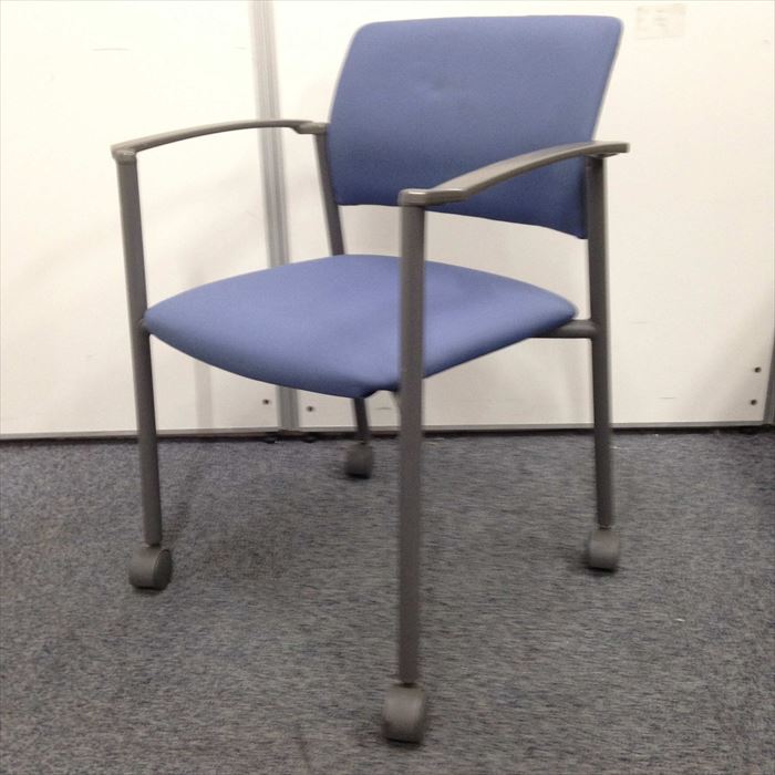 【肘付きで長時間のミーティングにオススメ！】■リラックス出来るスタッキングチェア！■コクヨ製■ブルー
                        130シリーズ
                                    中古
            