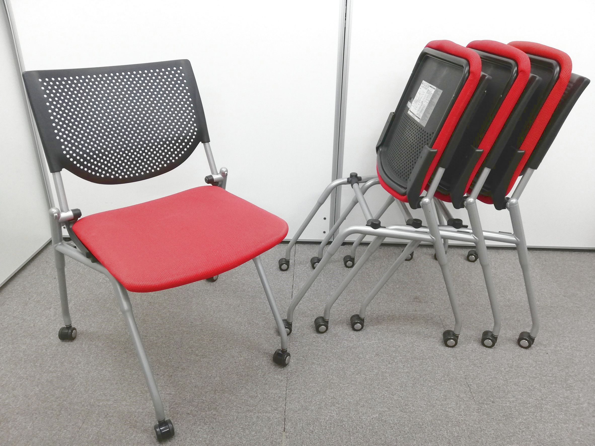 【4個セット！】重ねて収納できるチェアです！鮮やかなレッドが特徴です！
                        プロスタック
                                    中古
            