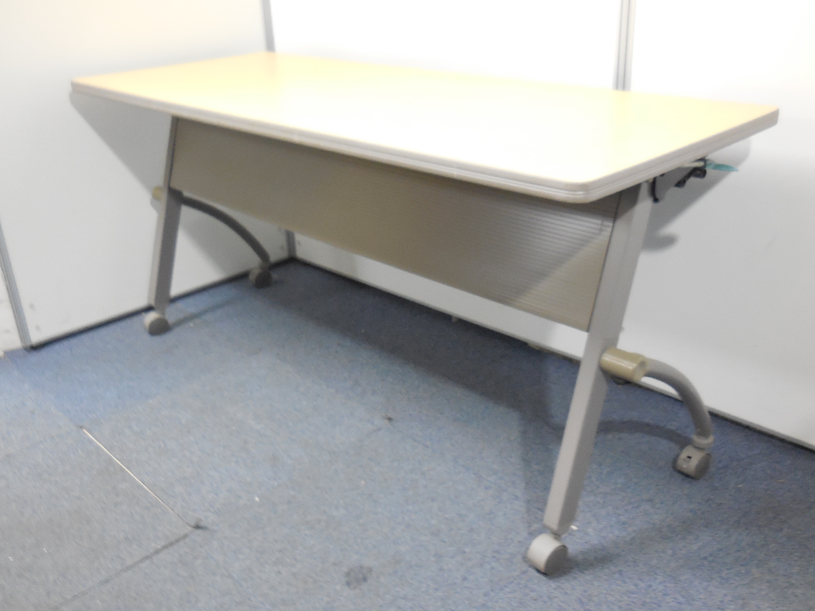 【省スペース収納化】イトーキ製の折り畳み式のテーブルが入荷　◆スタックテーブル　◆ナチュラル
                        その他シリーズ
                                    中古
            