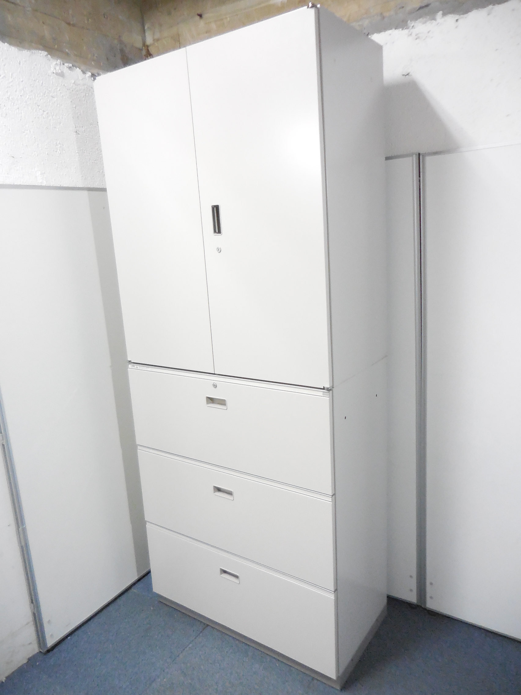 【オフィスの定番】【収納＆セキュリティ】イトーキ製のシンラインシリーズ、上下書庫セットが入荷致しました。　◆ニューグレー（WE色）　◆上置：両開き（観音開き）書庫　◆下置：3段ラテラル
                        シンライン
                                    中古
            