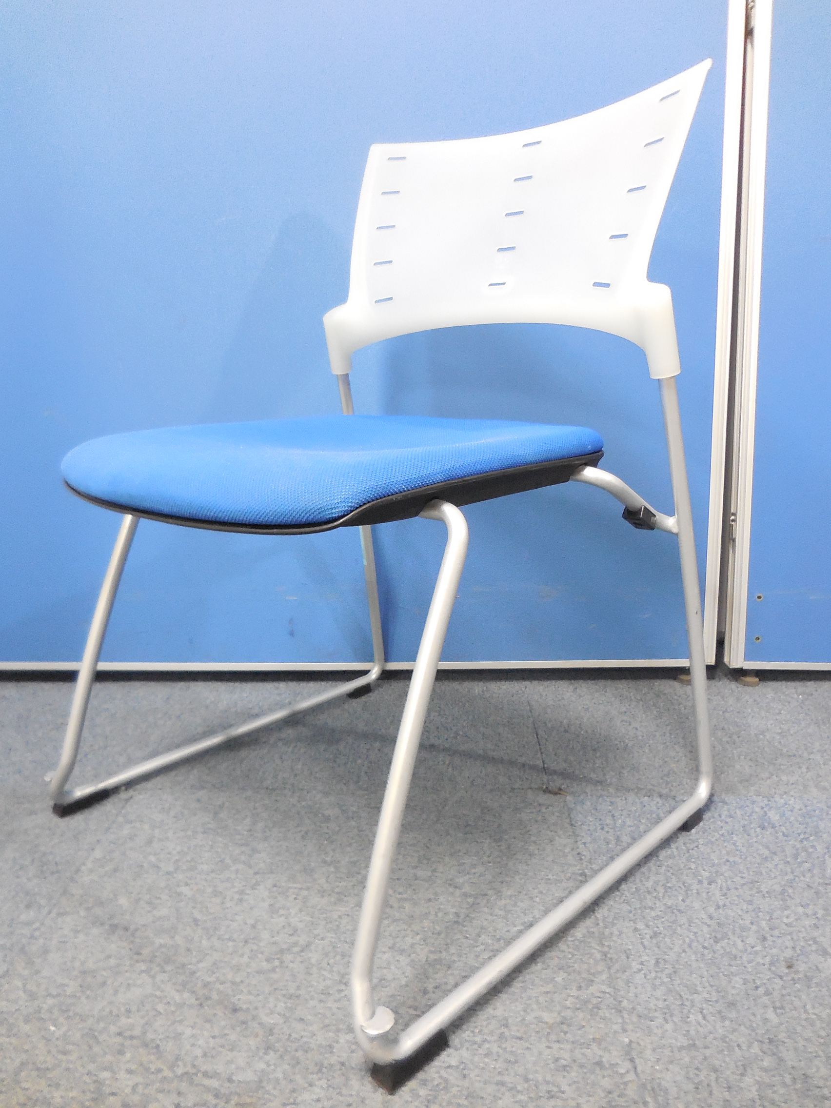 【平行スタックが出来る会議チェア】イトーキ製マノスシリーズ、スタッキングチェア入荷　◆ウルトラマリンブルー
                        マノス 
                                    中古
            