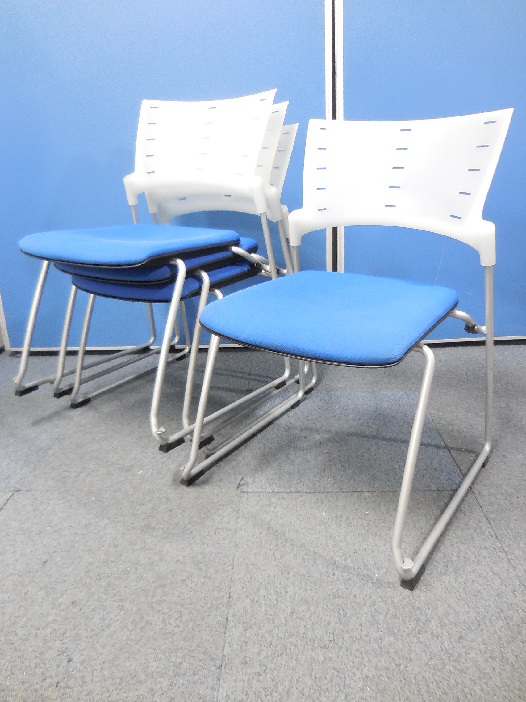 【セット価格に伴い、5％オフ！】イトーキ製マノスシリーズ、スタッキングチェア入荷　◆平行スタック　◆会議チェア　◆ウルトラマリンブルー
                        マノス
                                    中古
            