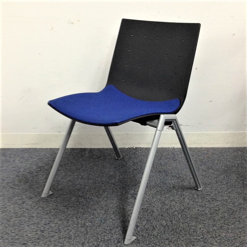 【4本足で安定感抜群！】縦に重ねられるので省スペース！シャープなデザインで今風のオフィスにもマッチ！
                        MX-250 シリーズ
                                    中古
            