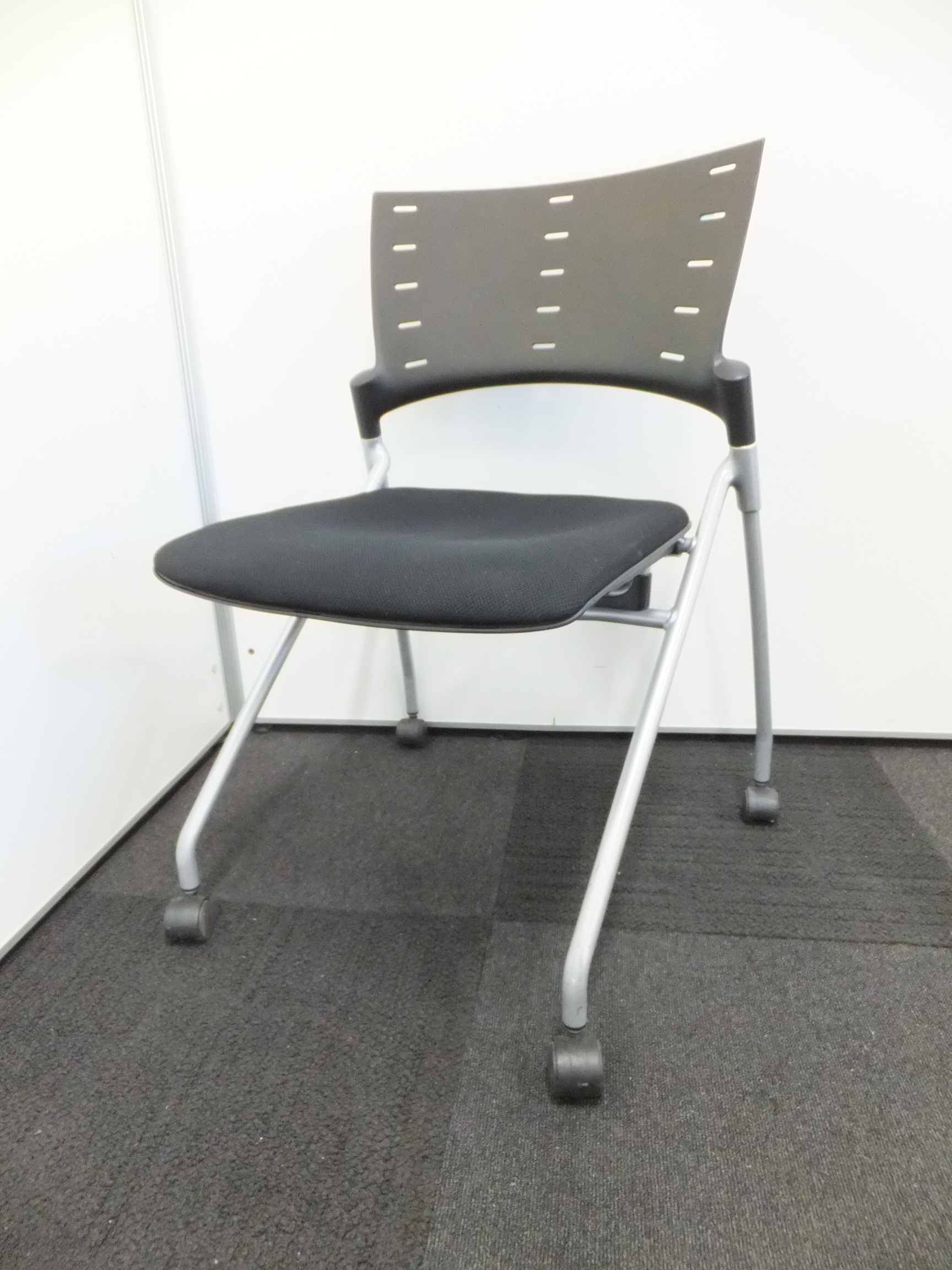 【座面跳ね上げ式、キャスター付きと収納・移動に便利なチェア】研修ルームにいかがでしょうか？
                        マノス
                                    中古
            