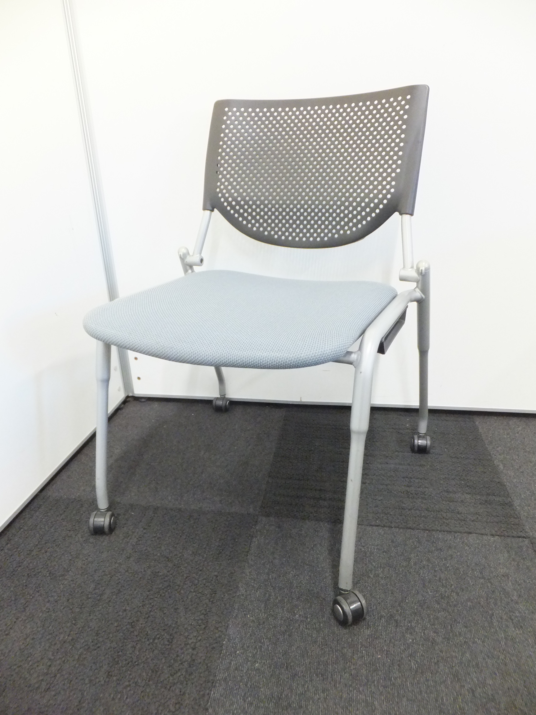 【キャスター付の積み重ねできるチェアが大量入荷！】研修スペースにいかがですか？
                        プロスタック
                                    中古
            