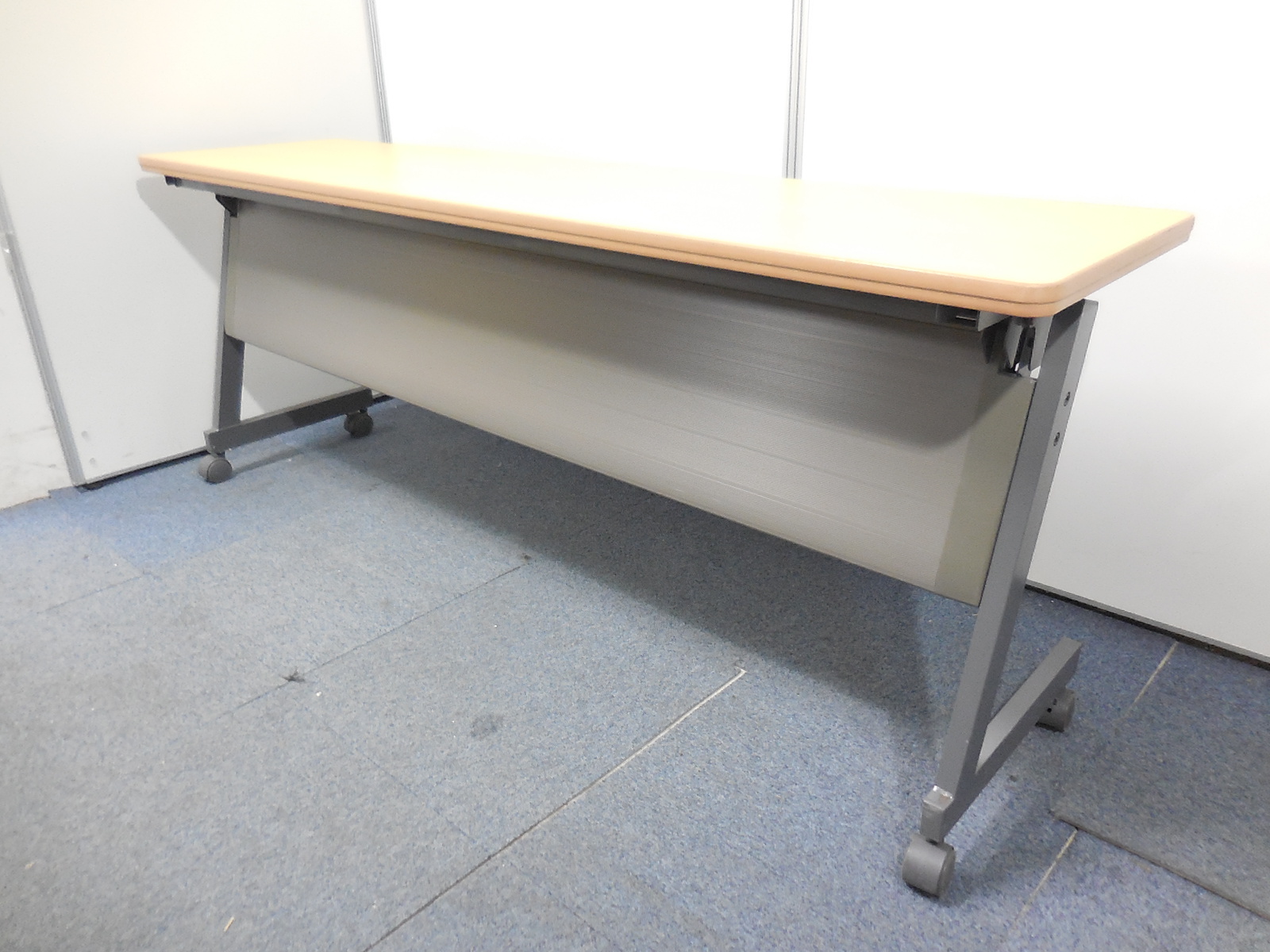 横幅1800mm（180cm）の幅広いタイプのナイキ製スタックテーブル入荷　◆ナチュラル色
                        その他シリーズ
                                    中古
            