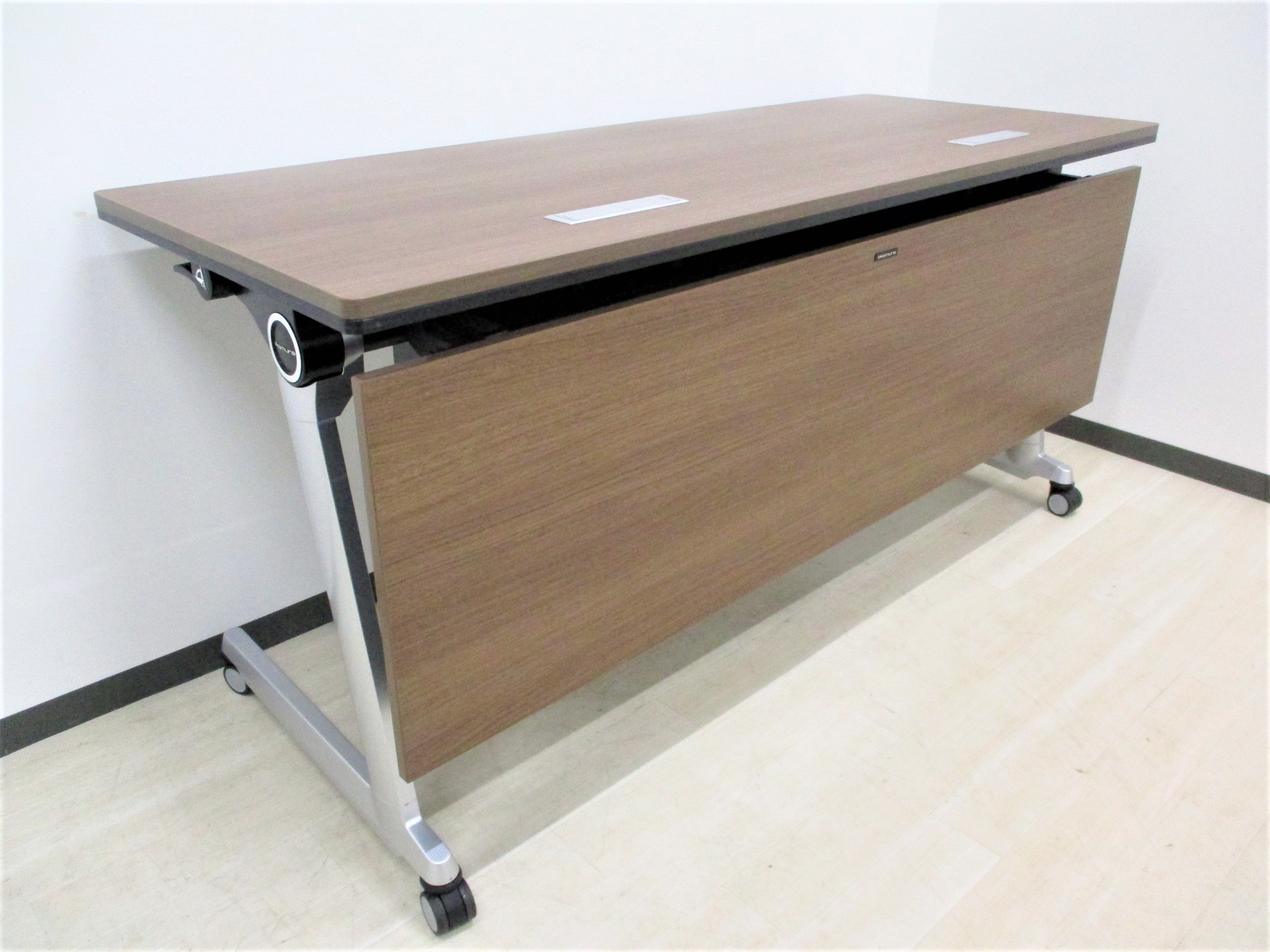 【2台セット！】■重ねて使えば幅広い（奥行き1200mm）のミーティングテーブルのように！■オカムラ製■エレガスタ
                        エレガスタ
                                    中古
            