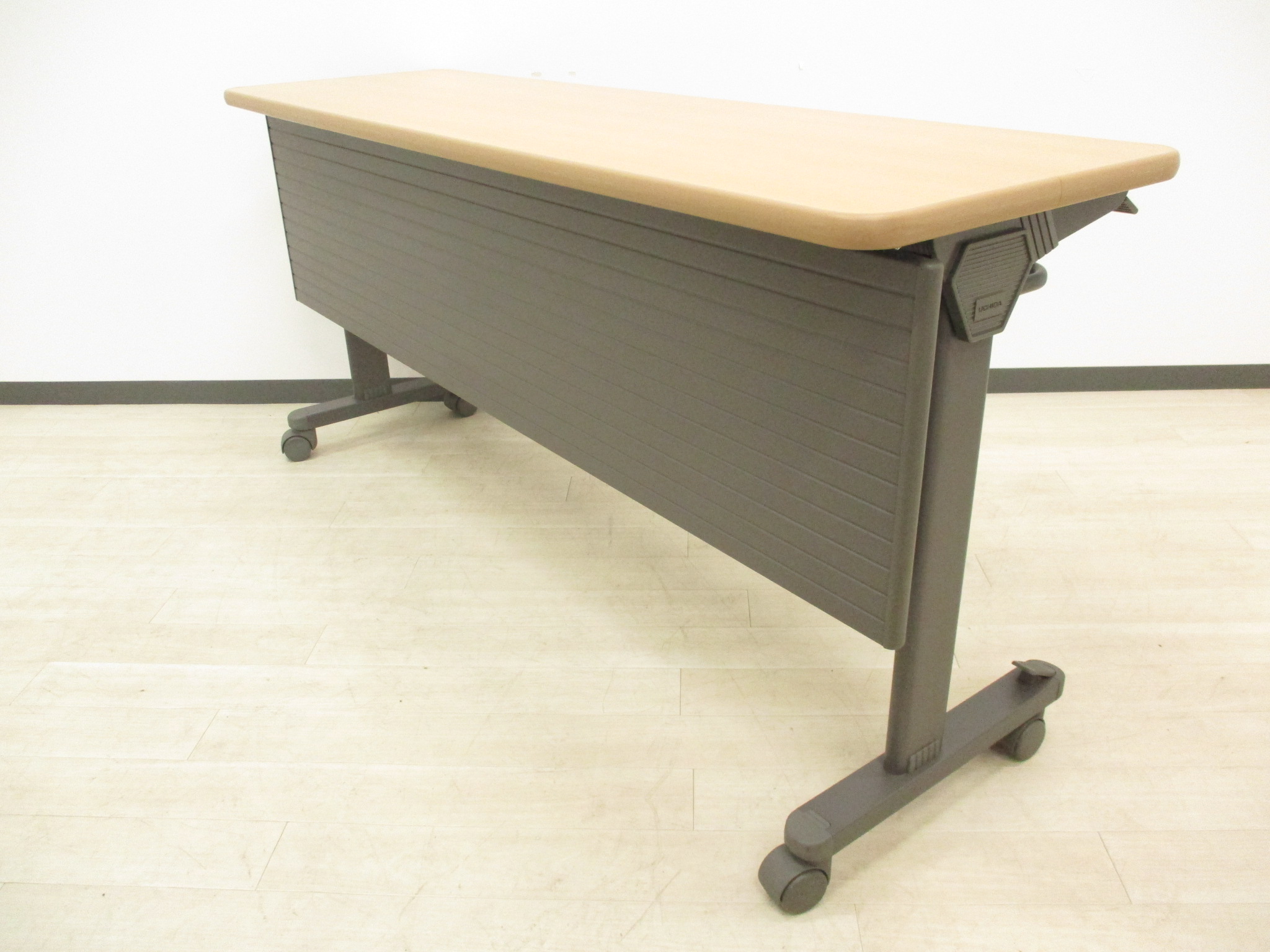 ■内田洋行製 サイドスタックテーブル■使わないときは折り畳んでスペース有効活用!!女性に優しい幕板付きです!!
                        その他シリーズ
                                    中古
            