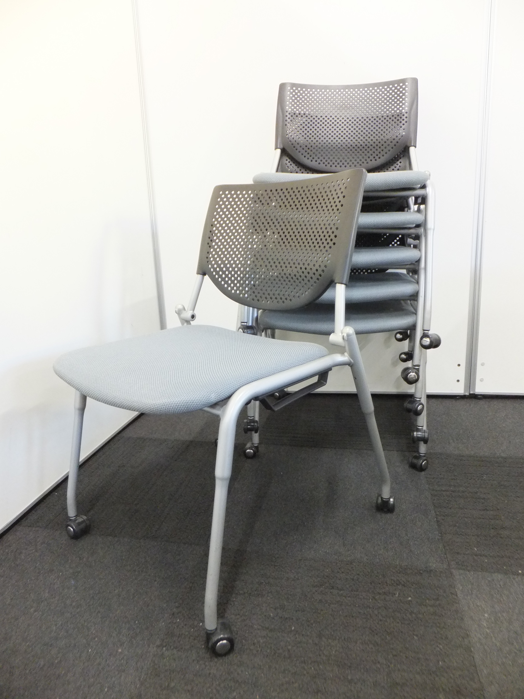 【6脚セットの為、脅威の10%OFF！】キャスター付、積み重ね可能！移動に最適なスタックチェアです！
                        プロスタック
                                    中古
            