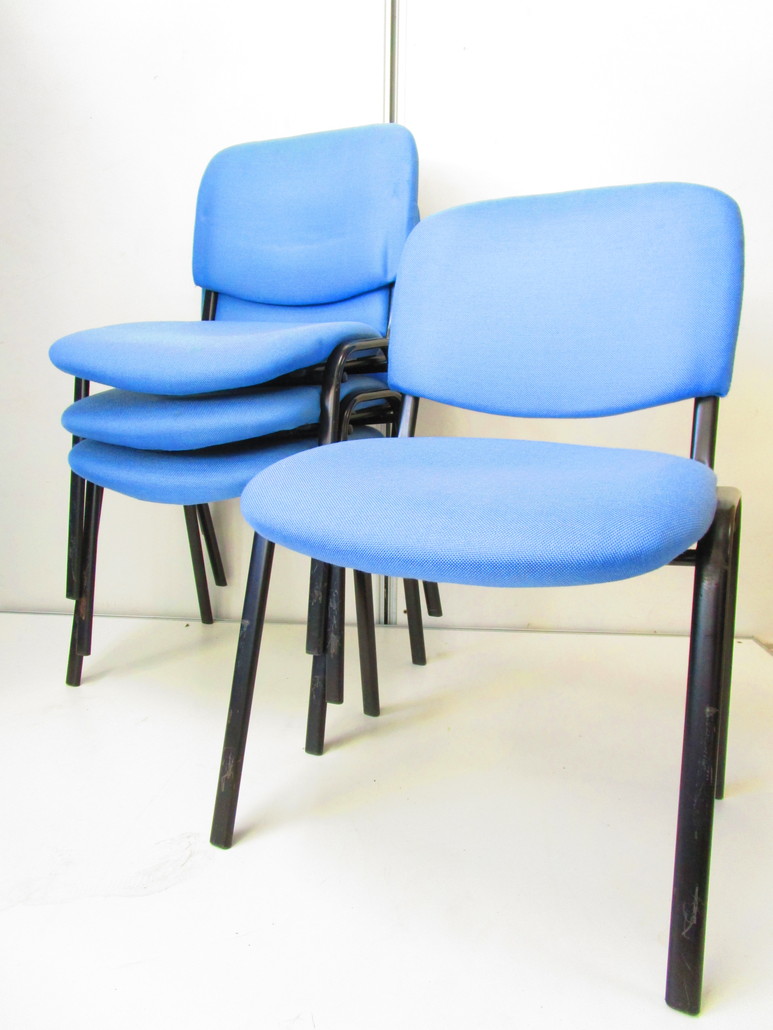 【おつとめ品】汚れが目立つためお安くご案内しております。　4脚セット　スタッキングチェア
                        -
                                    中古
            