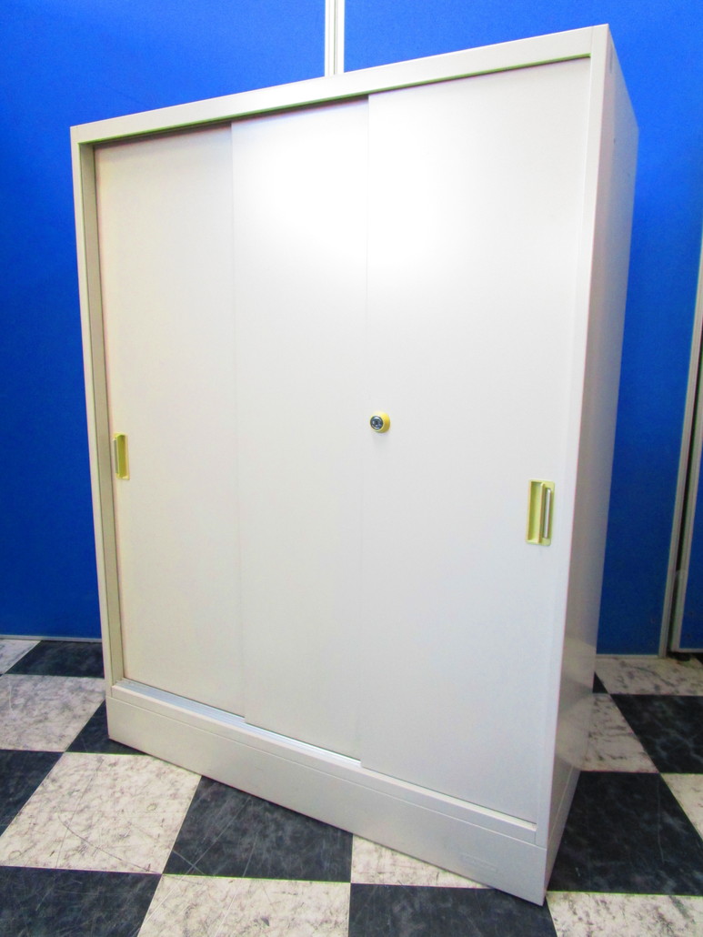 スペース取らずに開閉が出来る引違いタイプの書庫　高さも低く使いやすい
                        42
                                    中古
            