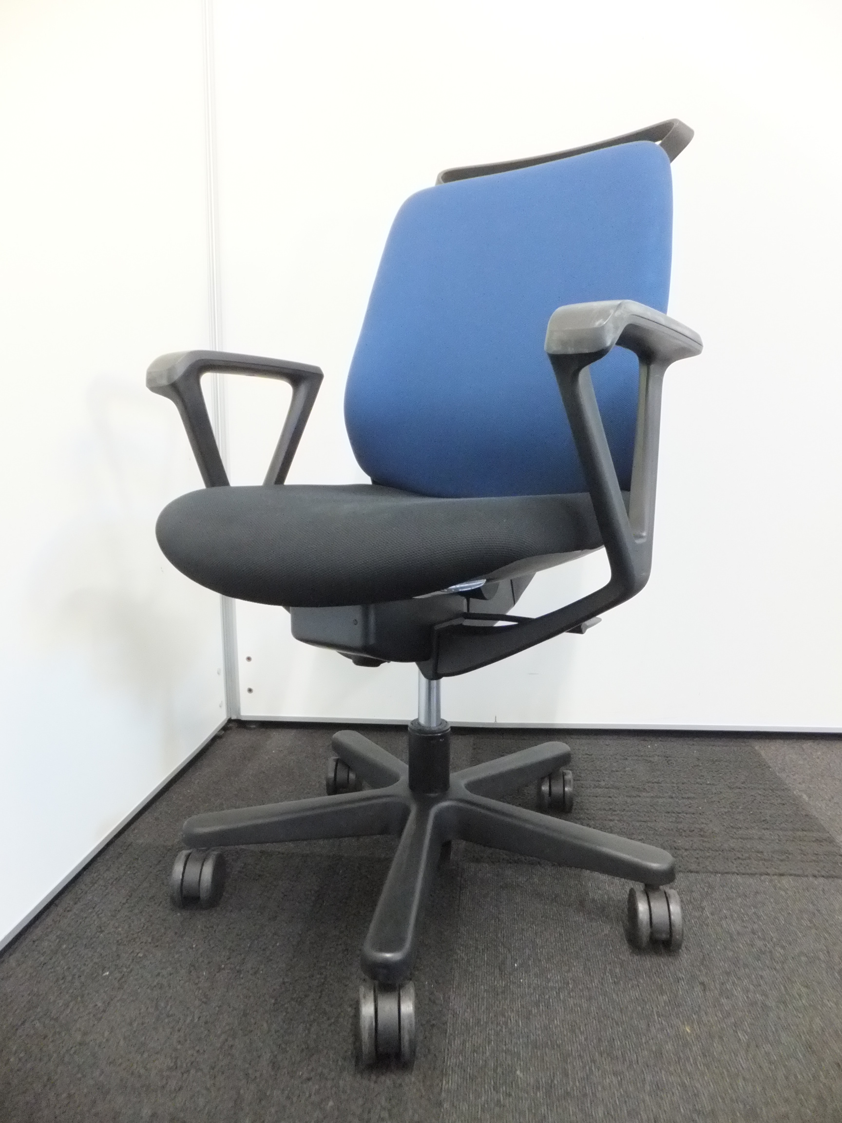 【座面は前方にスライドして負担を軽減！】■イトーキ製■トルテチェア■コートハンガー付■肘有
                        トルテ
                                    中古
            