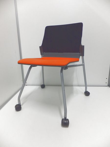 【グッドデザイン賞受賞！】座面跳ね上げ式、キャスター付の為、移動してご使用の方にオススメ！
                        フィットスタック
                                    中古
            