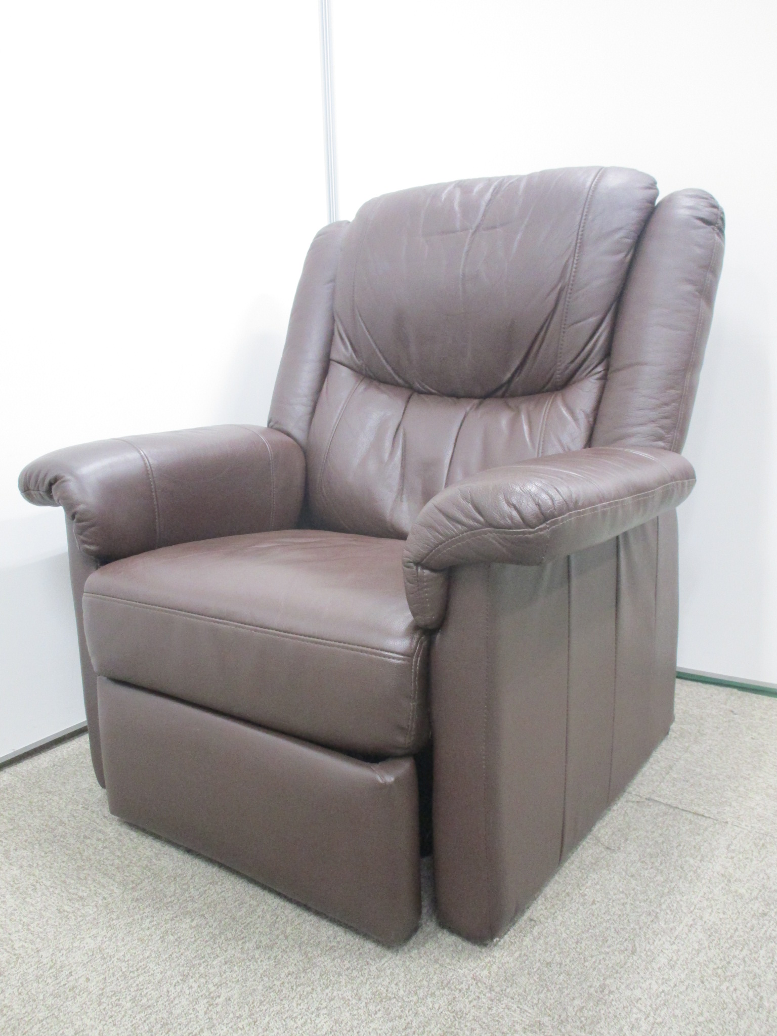 【限定１脚のみ！】ふっくらクッションでゆったり座れます！全体的に使用感がある為特価！
                        その他シリーズ
                                    中古
            