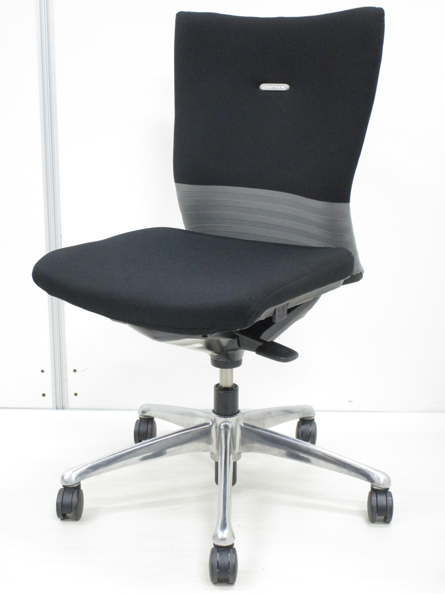 【残り３脚となりました！】グレーのラインが渋い！シームレスの背もたれが快適な座り心地！
                        フィーゴ
                                    中古
            