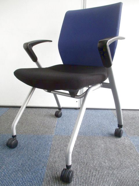 【フォーマルなデザインが魅力】座面を跳ね上げ収納可能【会議室におすすめ】
                        スタイラ
                                    中古
            