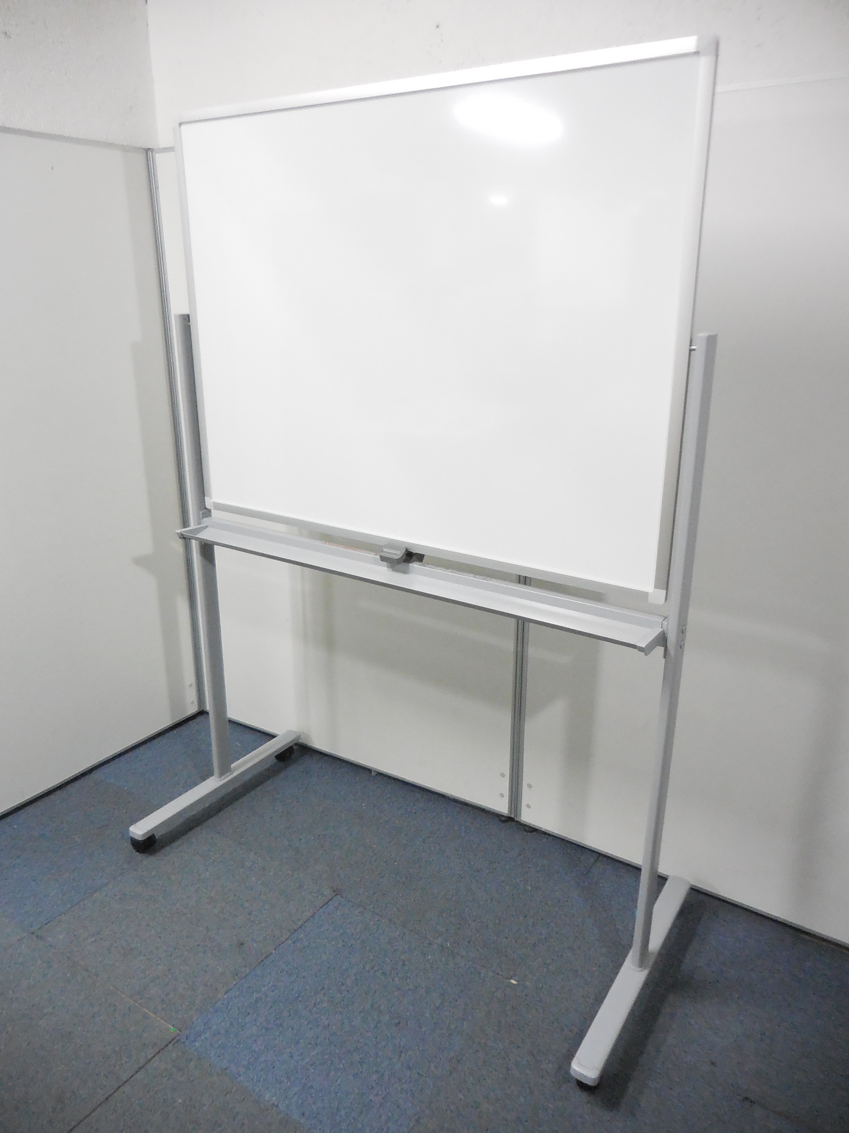 【自立式の両面タイプ】コンパクトなサイズのホワイトボード入荷　◆横幅:1,200mm（120cm）
                        その他シリーズ
                                    中古
            