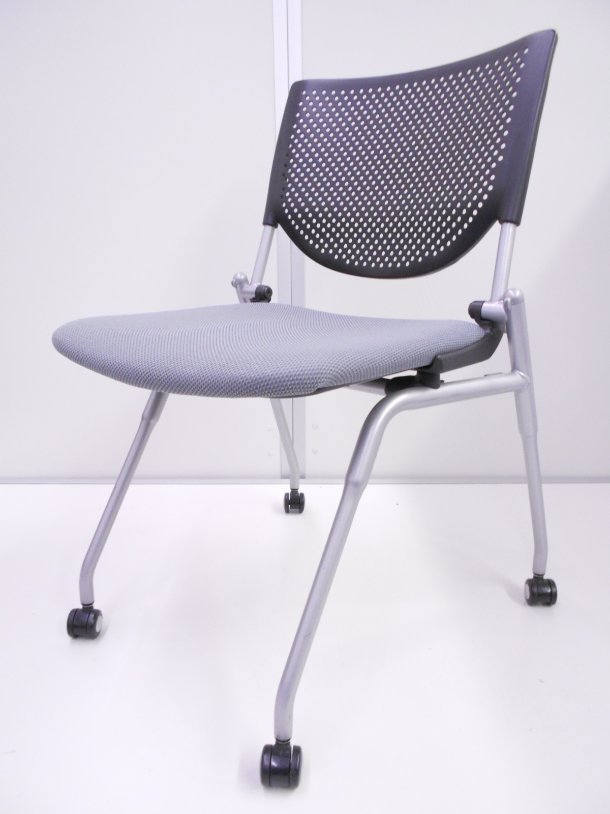 【KS】【会議スペースの必需品】ミーティングチェア　会議用椅子　キャスター付き　座面折り畳み式で省スペースに収納可能!
                        プロスタック
                                    中古
            