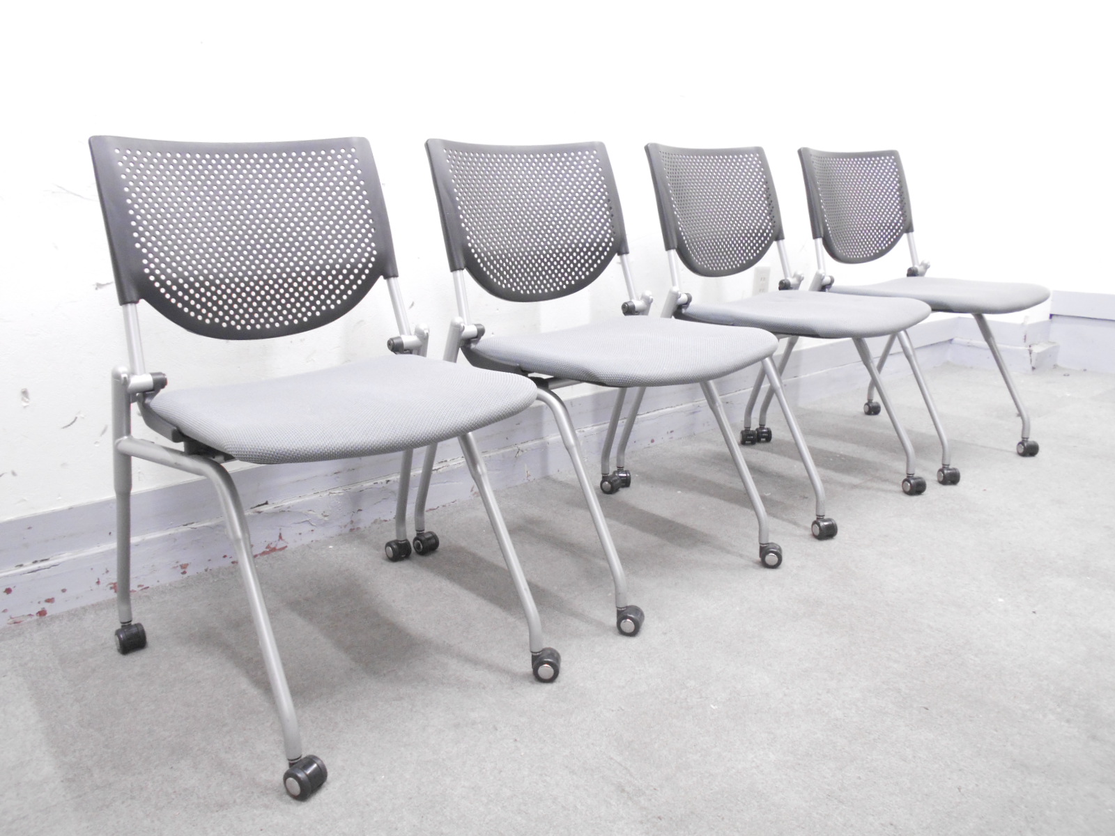 【KS】【4脚セット】【会議スペースの必需品】ミーティングチェア　会議用椅子　キャスター付き　座面折り畳み式で省スペースに収納可能!
                        プロスタック
                                    中古
            