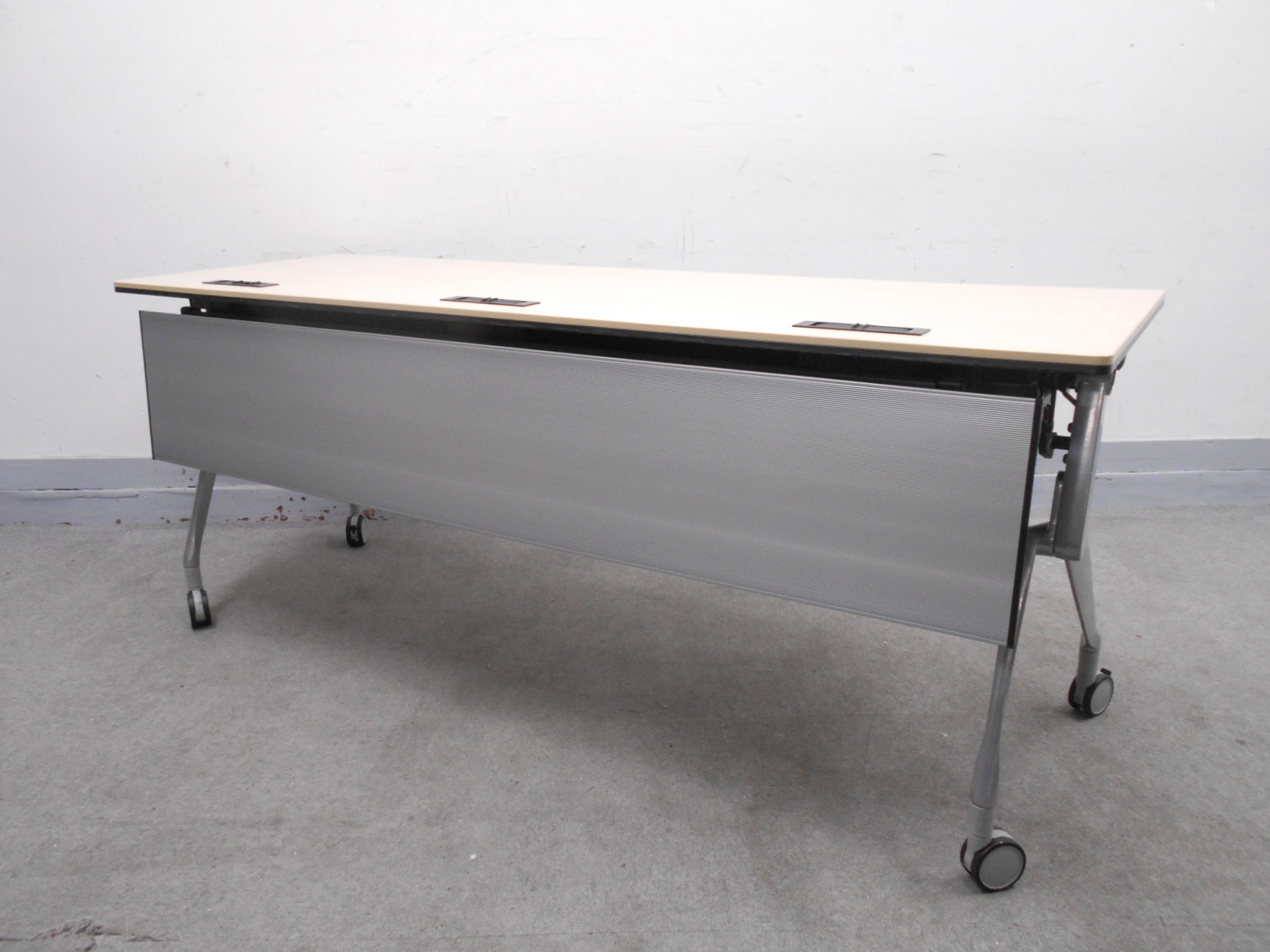 【KS】【天板ナチュラル】幅1800㎜　2～3名様最適サイズ　ミーティングテーブル　会議テーブル
                        インターアクトNT
                                    中古
            