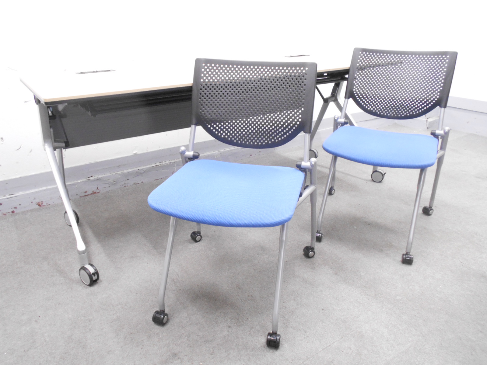 【KS】【キャスター付きで片付け可能！商談や休憩室用にも！】■３名セット■オカムラ製・テーブル＋チェアセット■幅1800mm・幕板付き
                        フラプター
                                    中古
            