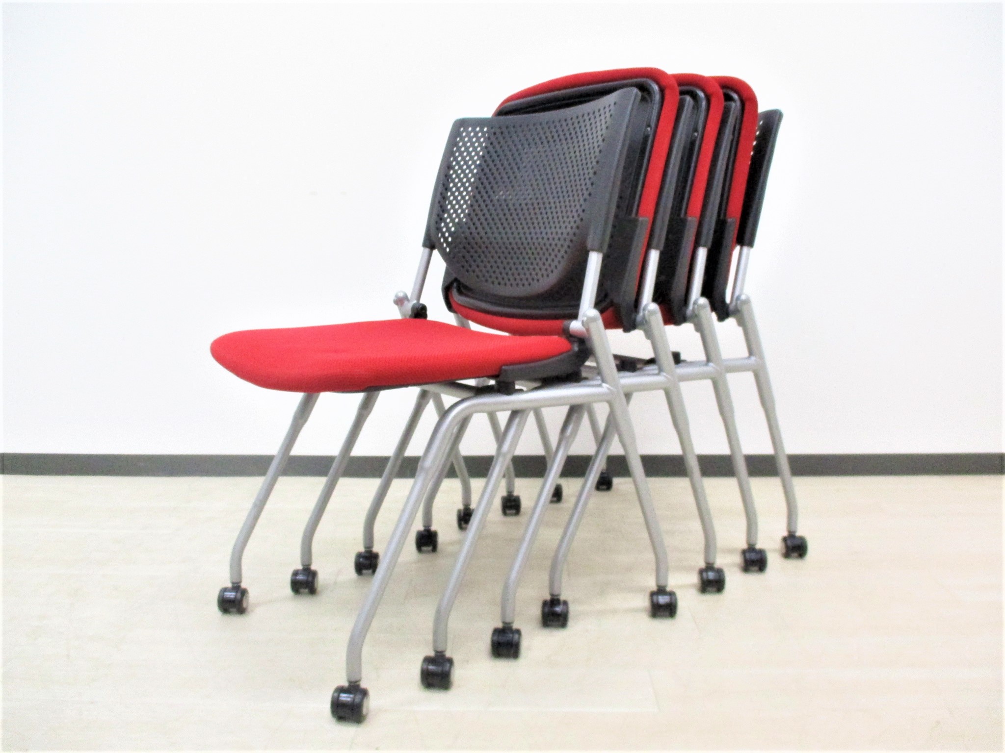 【状態良好の4脚セット】人気シリーズの入荷です！使わないときは畳めてスペース確保！
                        プロスタック
                                    中古
            