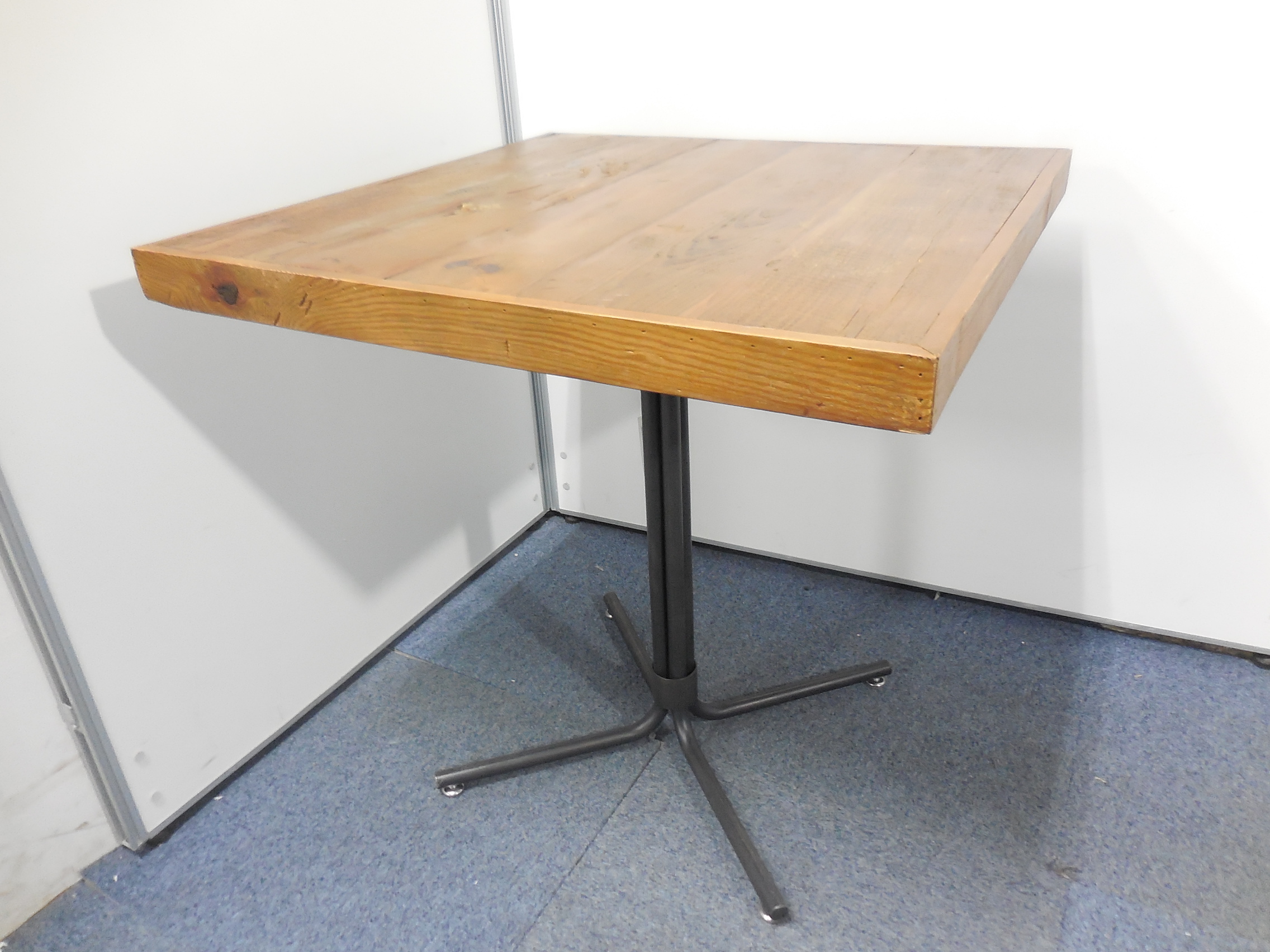 【おつとめ品】【天板に目立つキズ有】【お洒落なカフェにありそうなテーブル！】コミュニケーションの取りやすいスクエア型！オフィスの休憩室におすすめ！
                        その他シリーズ
                                    中古
            