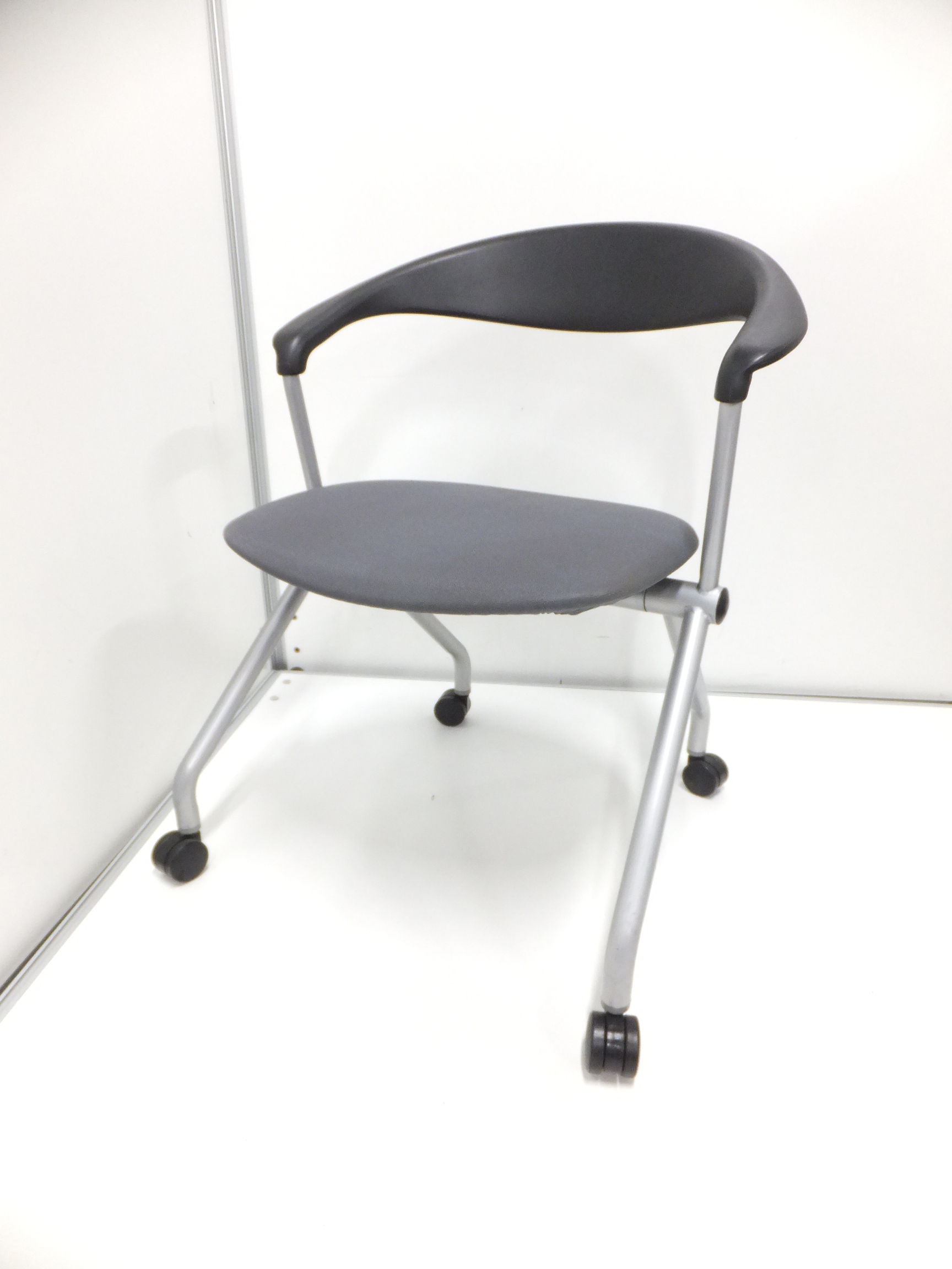 【一風変わったデザイン！】まる～いデザインが可愛らしい！平行スタック（ネスタブル）チェアが纏めて入荷！
                        FM-260シリーズ
                                    中古
            