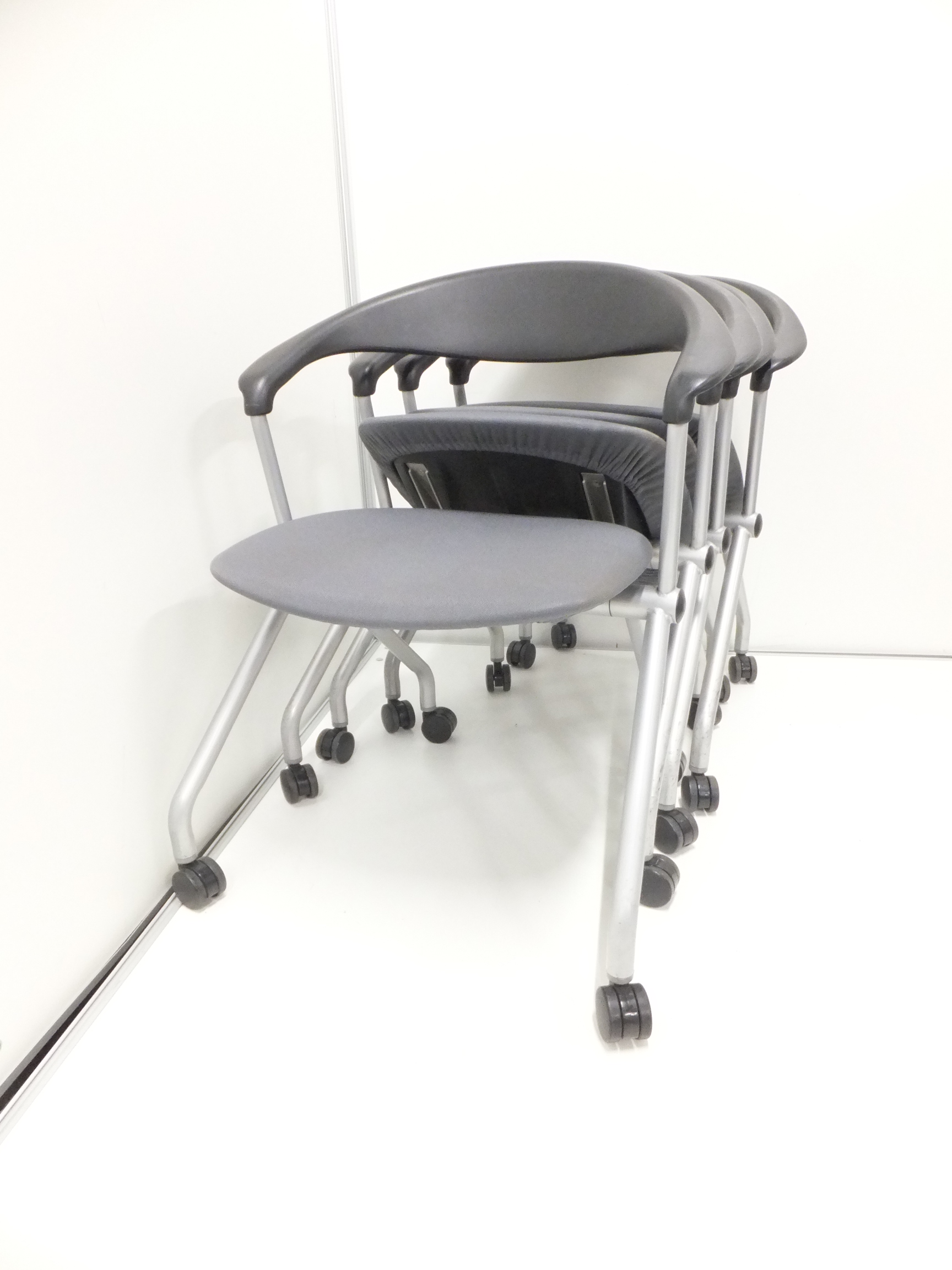 【セットでお買い得！】【一風変わったデザイン！】まる～いデザインが可愛らしい！平行スタック（ネスタブル）チェアが纏めて入荷！
                        FM-260シリーズ
                                    中古
            