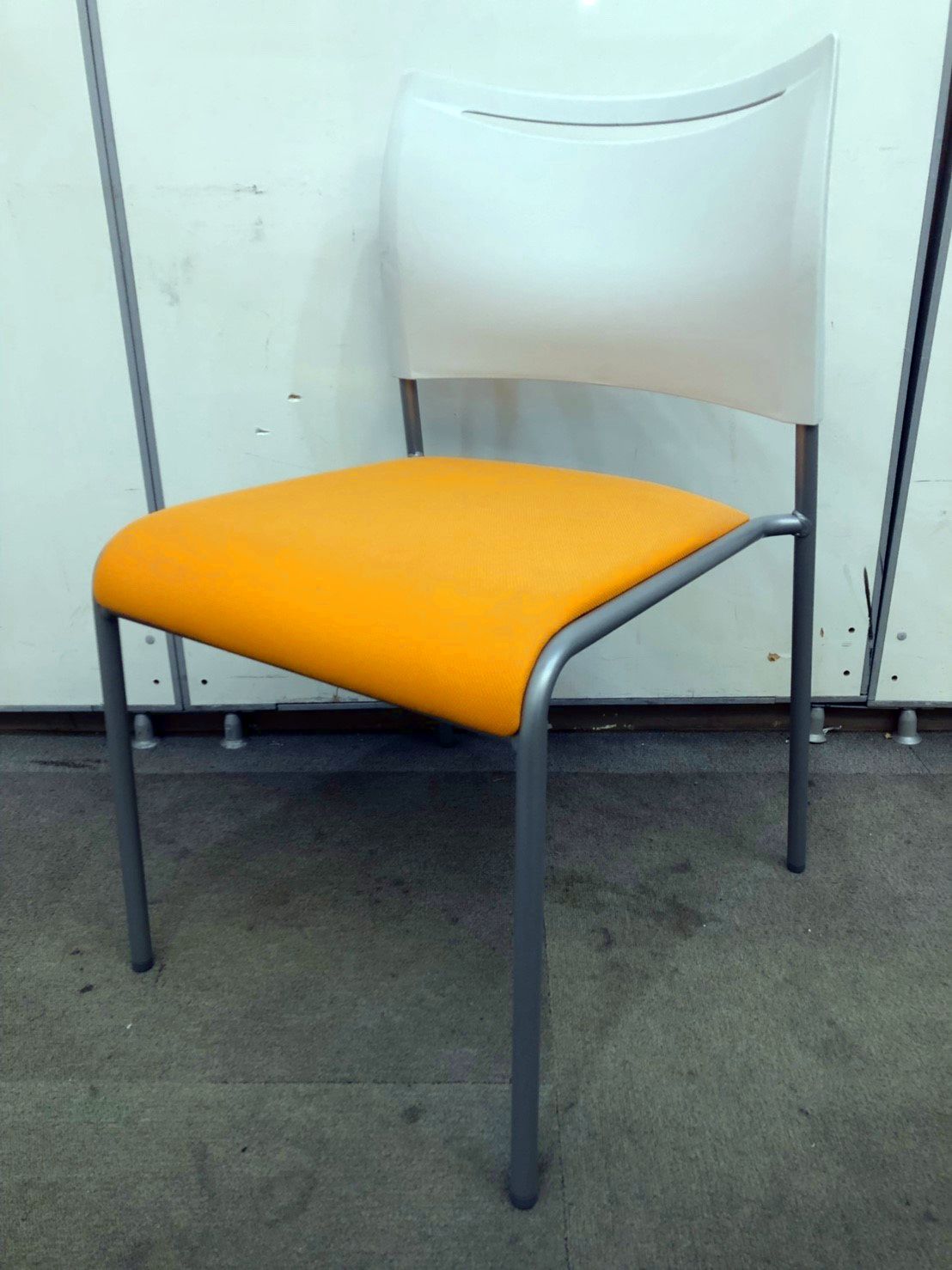 【台数限り特別価格！！　重ねて収納可能！】オレンジ色のスタッキングチェア入荷！
                        ライタス
                                    中古
            