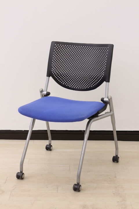 【４脚入荷！】会議用、ミーティング用にはこれ！座面跳ね上げ式の収納に便利なキャスター付です！
                        プロスタック
                                    中古
            