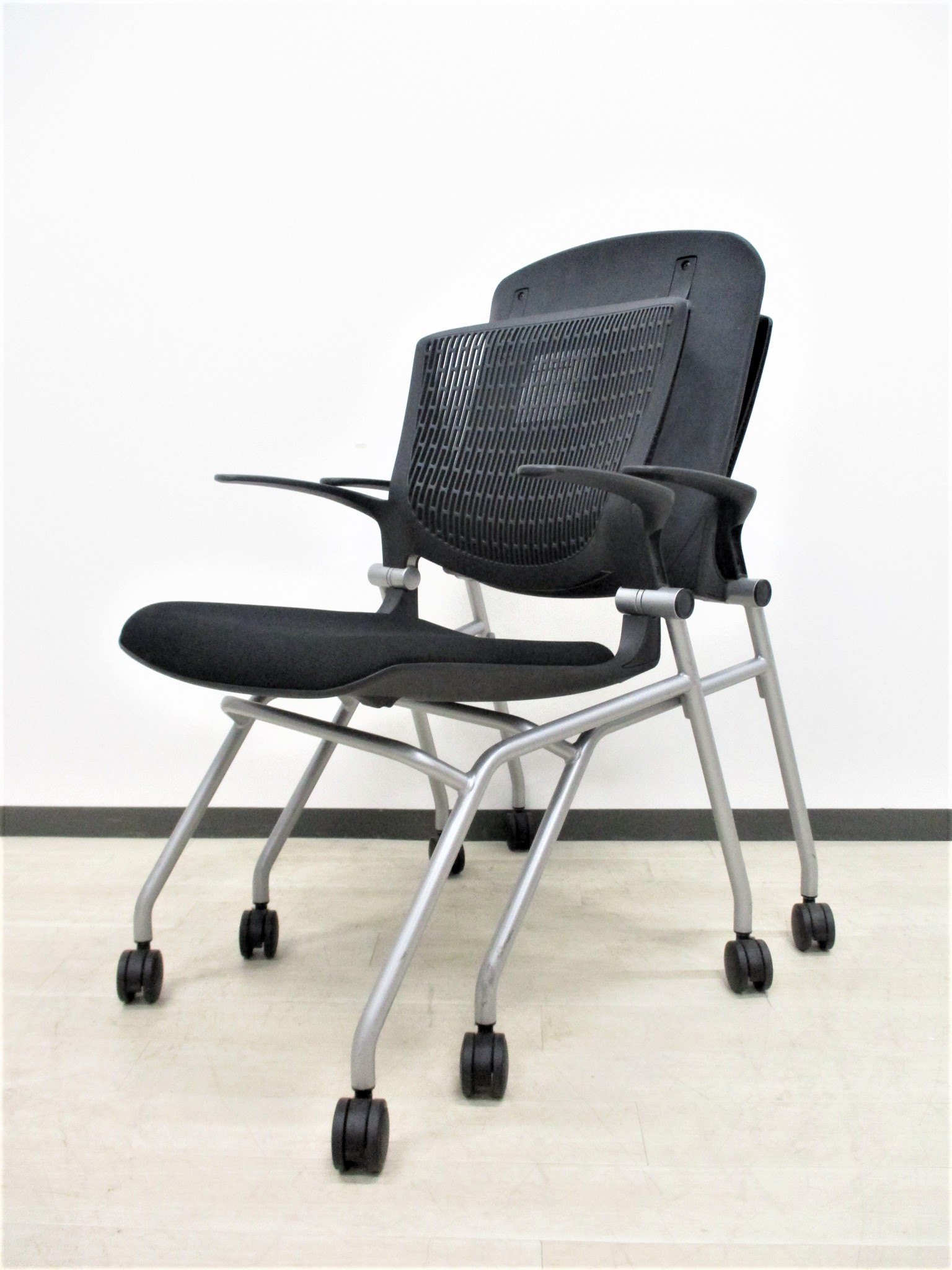 【希少品2脚セット‼】岡村製作所(okamura) グラータ(Grata)チェア ブラック■しなやかにワーカーを受け止めるスリット構造のベンディングシェルを採用した、軽やかで洗練されたデザインのミーティングチェア‼
                        グラータ
                                    中古
            