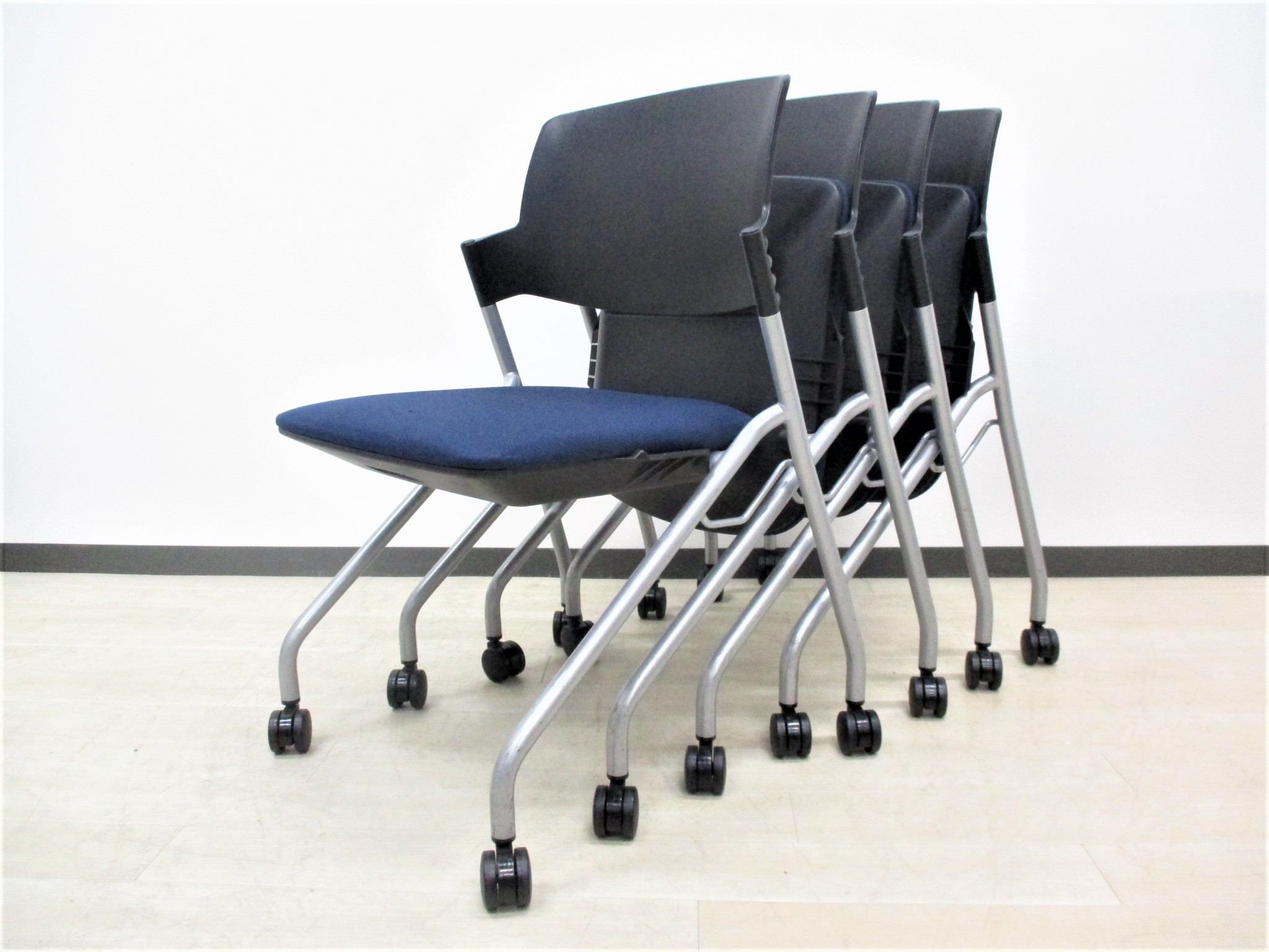 【価格重視の方必見！】4脚セット！国内メーカーの安めネスティングチェア！
                        Tarto
                                    中古
            