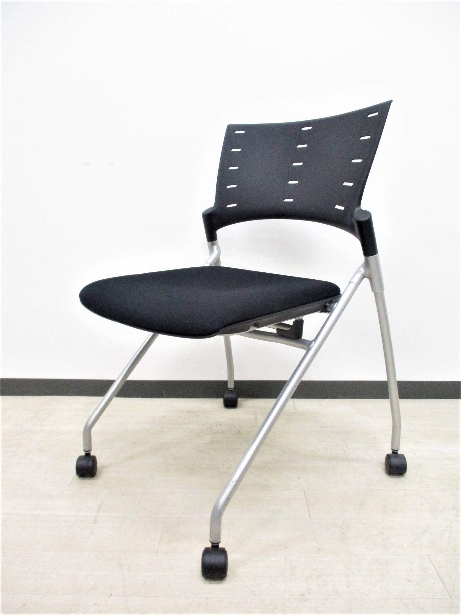 【4脚限定！】人気シリーズ！落ち着いたブラック色の入荷です！デザイン性、座り心地の良いミーティングチェア‼
                        マノス
                                    中古
            