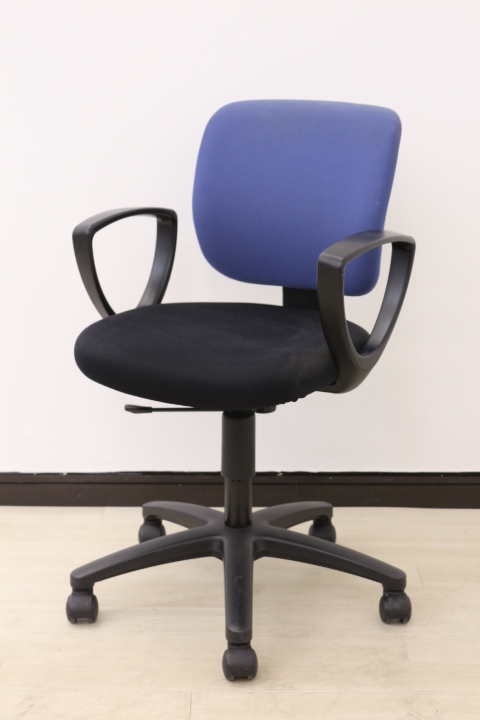 【この価格で肘置き付き!!ブルーオフィスチェア!!】軽量で扱いやすく、座り心地は柔らかめのオススメ商品!!
                        イーザ
                                    中古
            