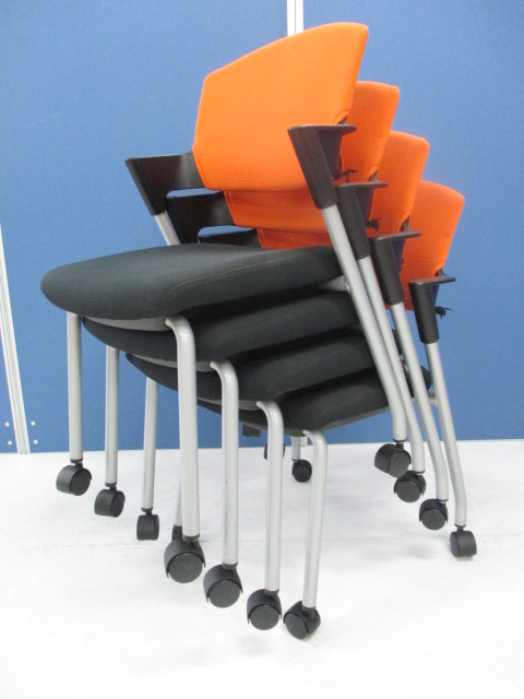 【通常価格の10％OFF！】重ねて便利！コクヨ製　プロッティシリーズ！【珍しい肘掛付き！】
                        プロッティ（キャスター付）
                                    中古
            