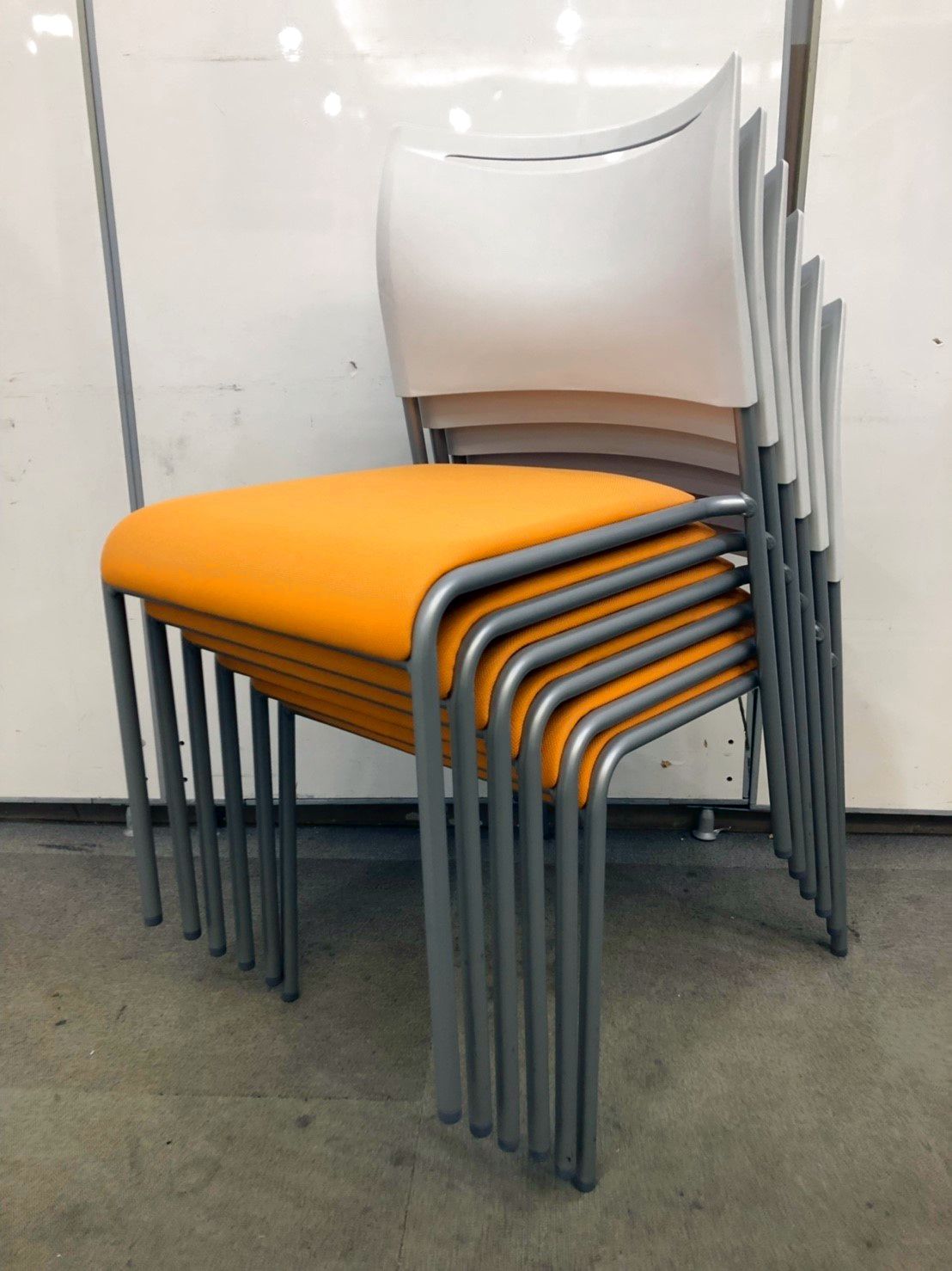 【セットで特別価格！！　重ねて収納可能！】オレンジ色のスタッキングチェア入荷！
                        その他シリーズ
                                    中古
            