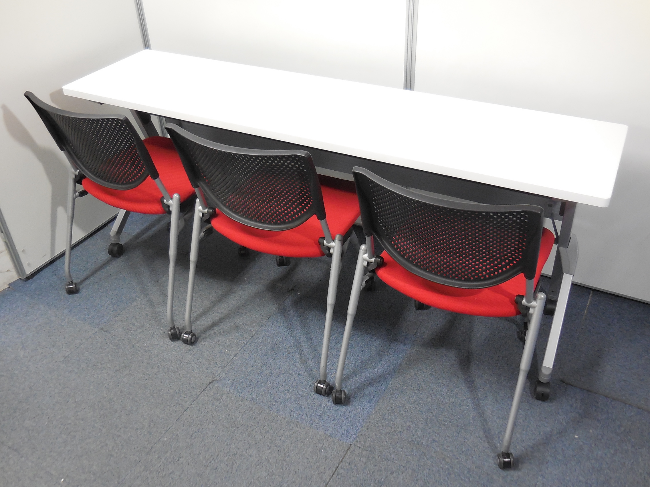 【3名用テーブルセット】スタックテーブル+ネスティングチェアの収納力抜群セット！使わない時は纏めてスペース広々！
                        フラプター
                                    中古
            