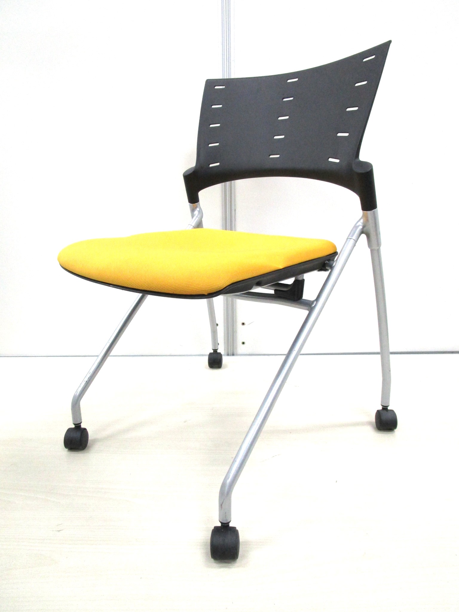 【明るいイエローカラー】収納性抜群のネスティングチェア！｜キャスター付き【Ω】
                        マノス
                                    中古
            