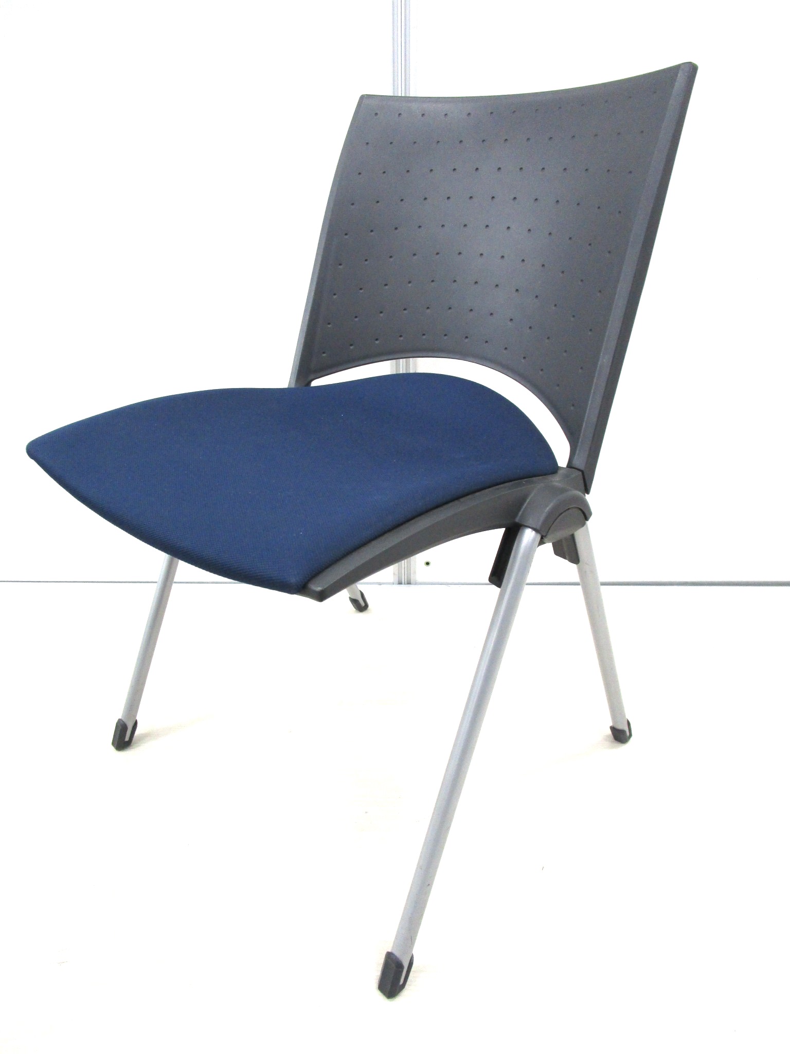 【重ねて収納可能なミーティングチェア】スタイリッシュなデザイン！会議用におすすめ！人気のブラック×ネイビー！【スタック】
                        レコス
                                    中古
            