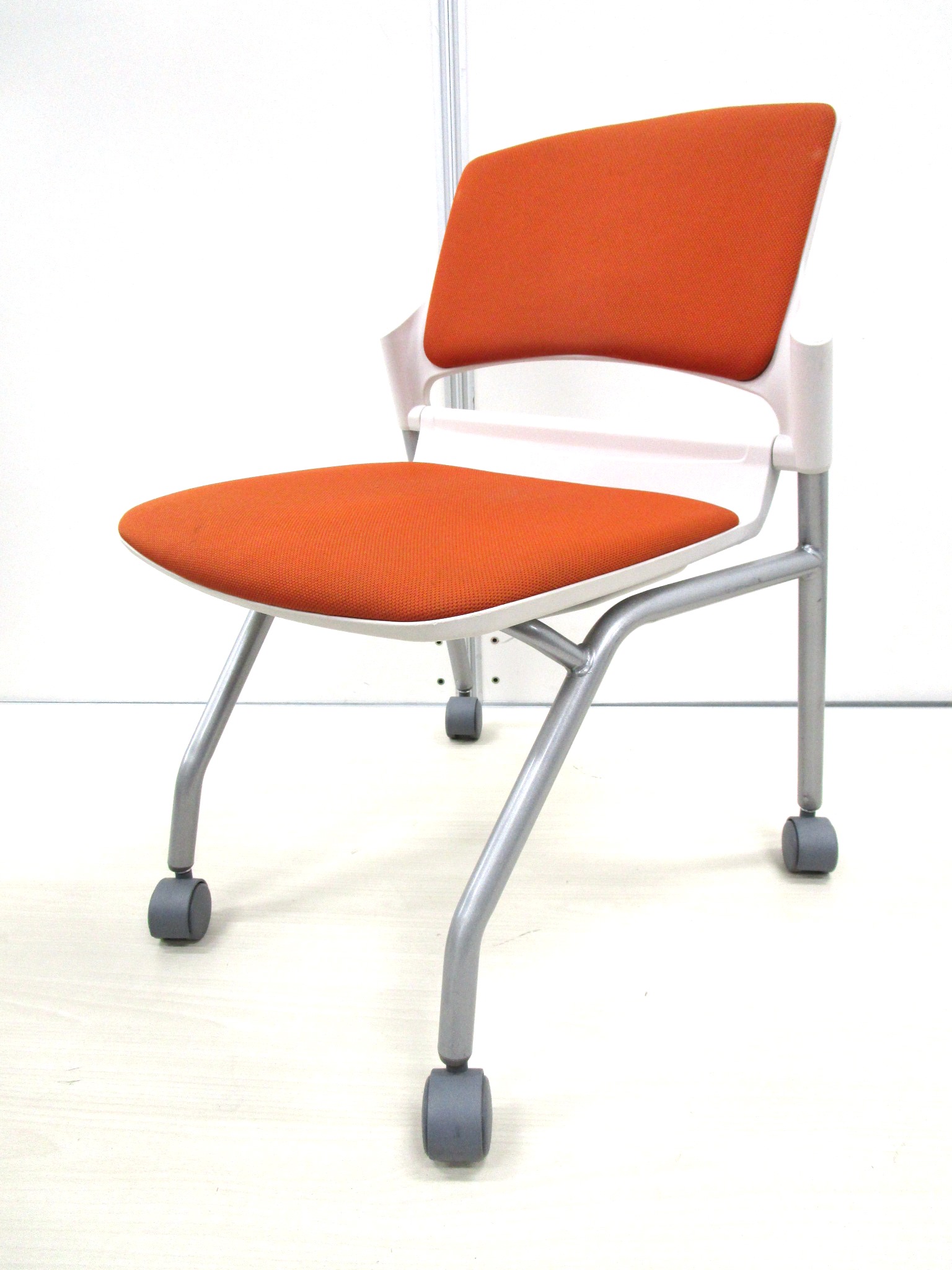 【鮮やかなオレンジがオフィスを飾る！】ポップなデザインのネスティングチェア！キャスター付で移動楽々です！【ネスティング】
                        MF-180シリーズ
                                    中古
            