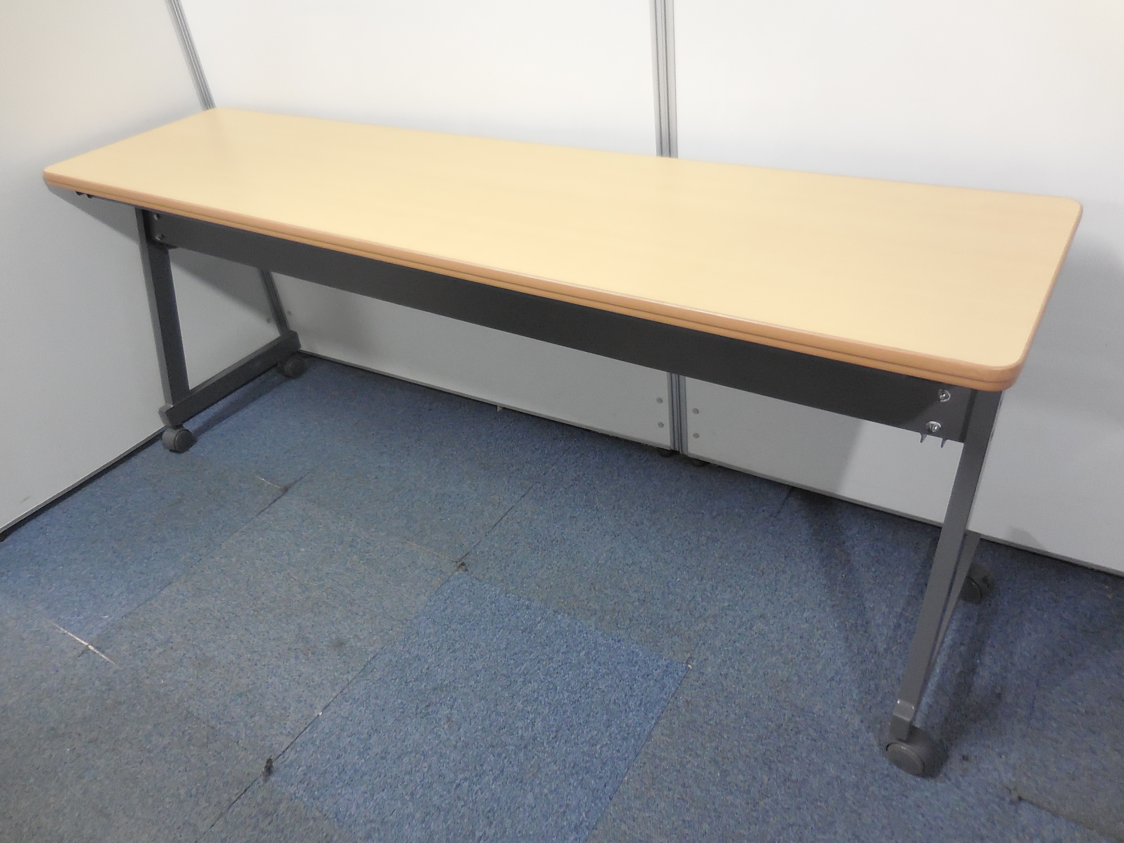 2名～3名にお勧めのフォールティングテーブル！天板木目でデザイン性◎！
                        その他シリーズ
                                    中古
            