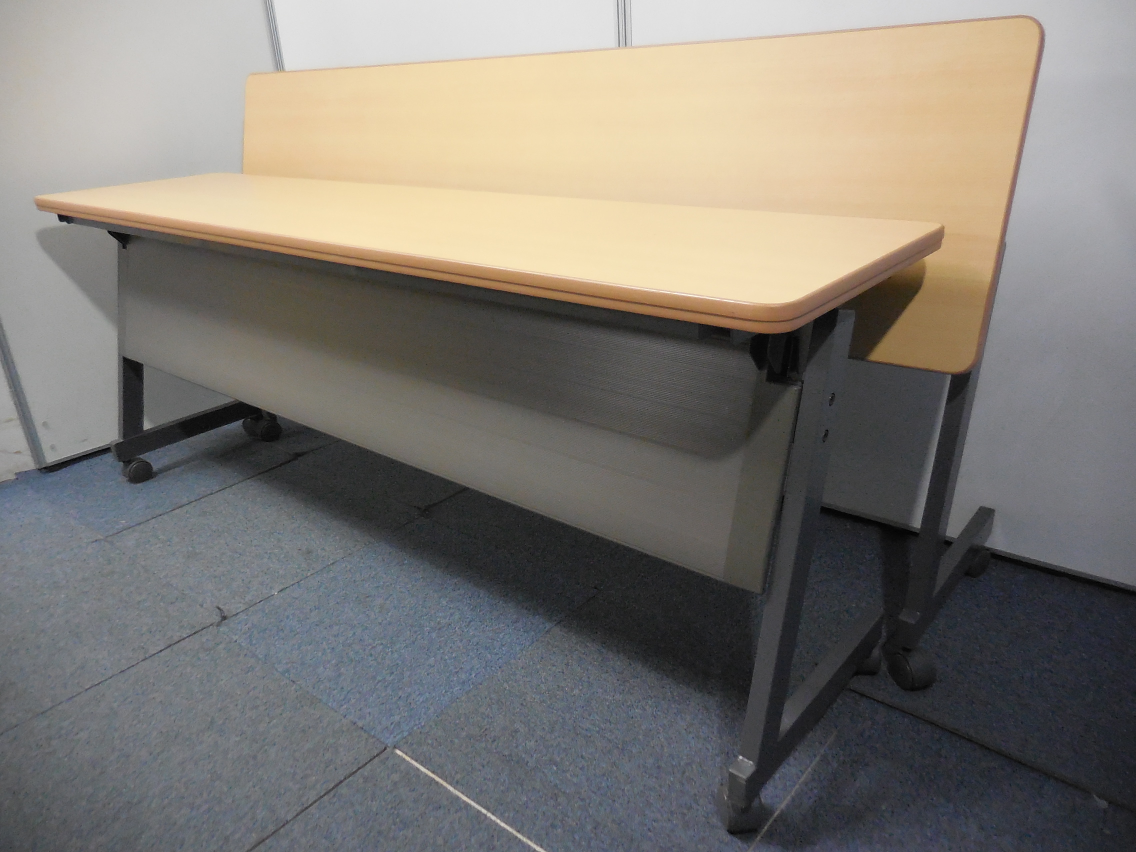 【セット商品】重ねて収納可能なキャスター付スタックテーブルが2台セットでお安く手に入ります！
                        その他シリーズ
                                    中古
            