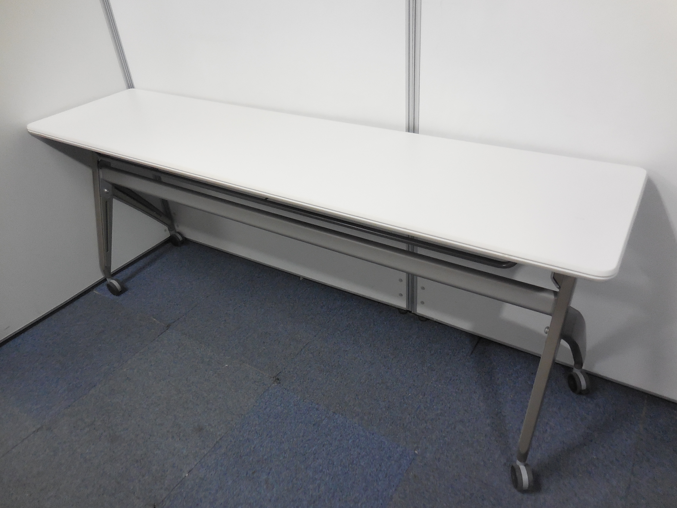 国産メーカーの折り畳み式のテーブルが６台入荷！！　幕板付でセミナーや会議にお勧め！
                        その他シリーズ
                                    中古
            