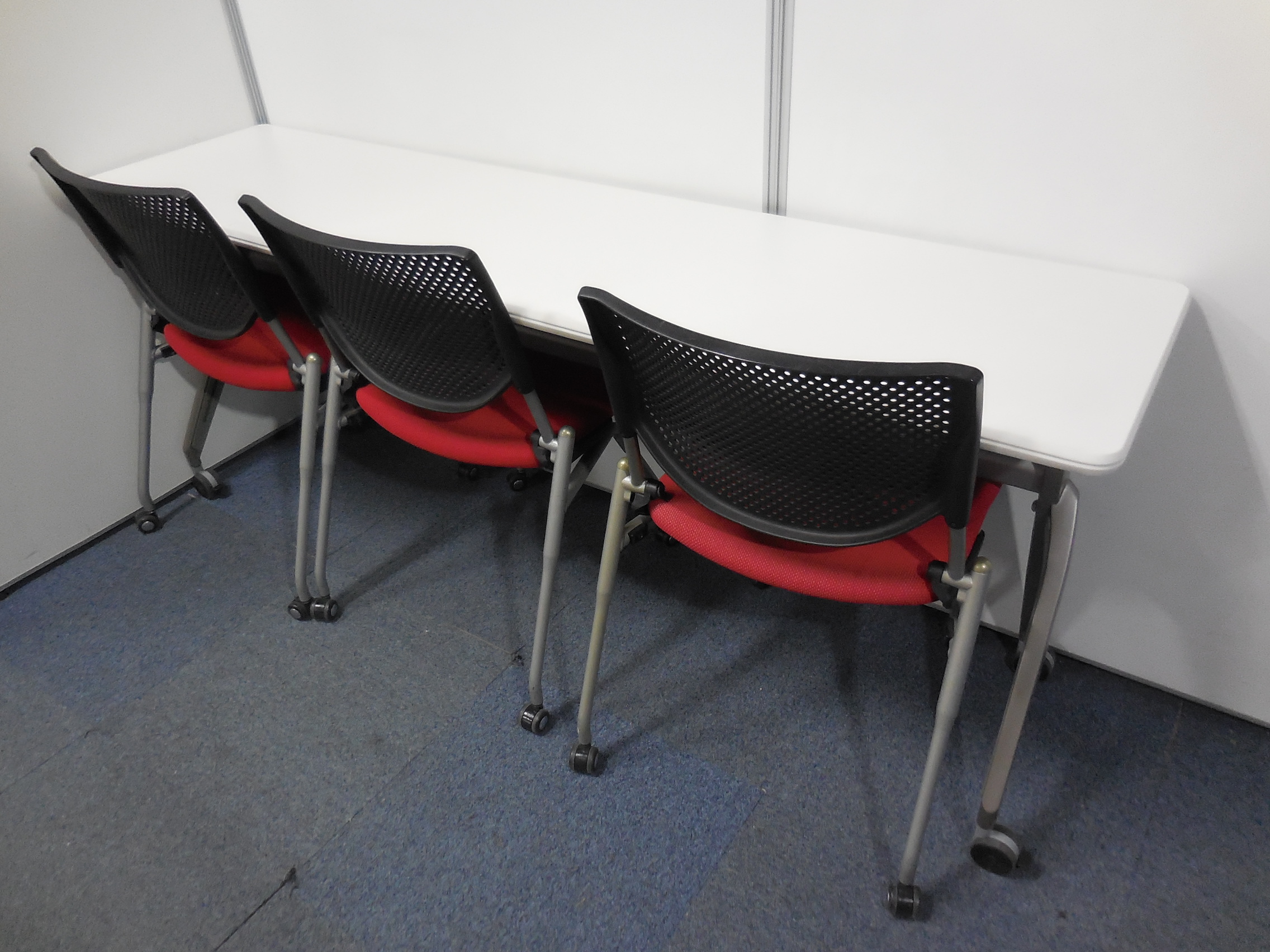 【会議や休憩室、セミナー等にも！】■サイドスタックテーブル＋チェアセット　■ウチダ＋オカムラ　【３セット】
                        その他シリーズ
                                    中古
            