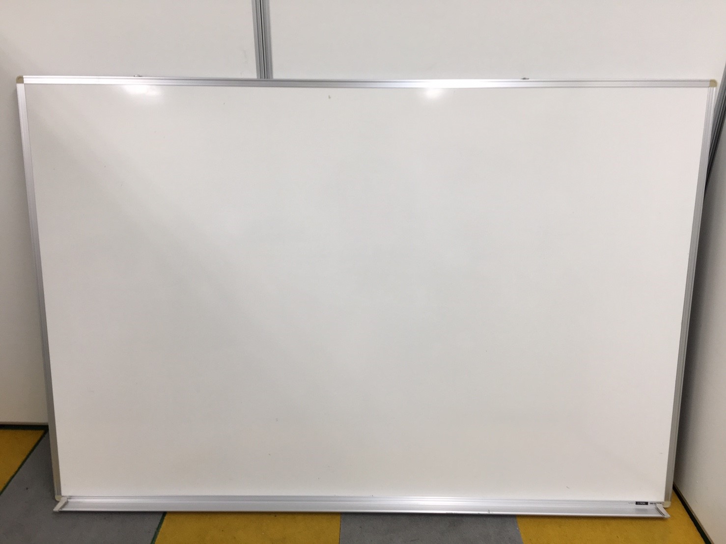 【横幅1800㎜縦幅1200㎜のちょっと大きめサイズのホワイトボード】イトーキ製の壁掛けタイプ
                        その他シリーズ
                                    中古
            